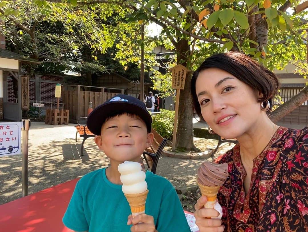 桃生亜希子のインスタグラム：「🍦🍦☁️  #koapselfie #東映太秦映画村 #アイスクリーム　#ソフトクリーム　#kyoto #京都#icecream  #yummy #travel」