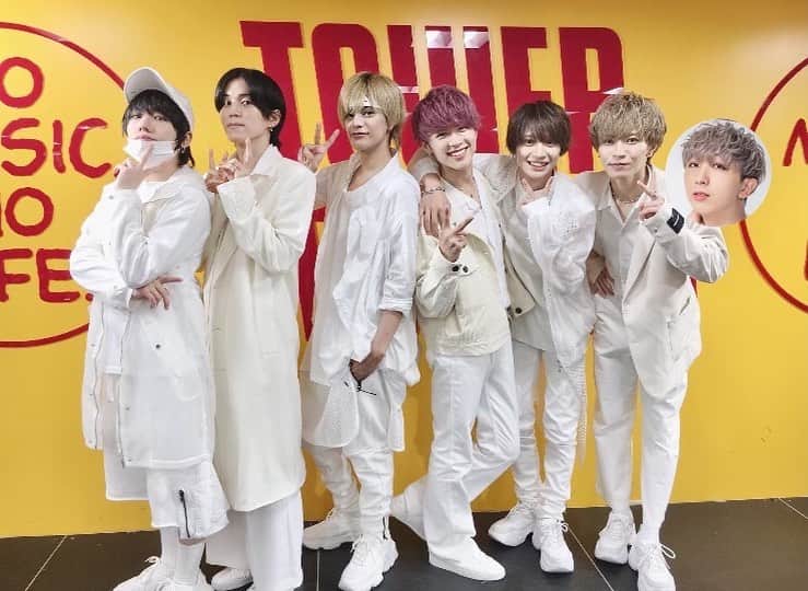 BUZZ-ER.のインスタグラム：「#タワーレコード錦糸町店　様 のTwitterより。  「BUZZ-ER.のみなさん、お越し頂きました皆様、ありがとうございました✨ライブかっこよかった～🙌12月のCD発売が待ちきれない‼️また錦糸町でお願いします🙏」 #ブザー  タワーレコード錦糸町店様 ありがとうございました😊 また、宜しくお願いします🤲 @tower_sale  本日、SHUNはお休みでした。 ご来場くださった皆様、 エールを送ってくれたみなさま ありがとうございました😊」