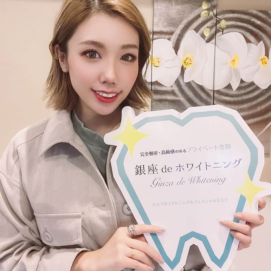 DJ CHI☆MEROのインスタグラム：「🦷 . 2枚目パンチありすぎるよね。 @ginzadewhitening に行ってきました✨ . 30分の照射で効果を実感できた！ 施術後の食べ物や飲み物の縛りもなく、 この後の食事もすぐに行けたのが良かった💚 . 買い物の合間とか空いた時間に パパッと歯を白く出来ておススメです♪ . チーメロのインスタ見たよ(元気に)で 15人限定で通常3照射12000円のホワイトニングが なんと5500円で受けられるって✌︎ . 🌟銀座deホワイトニング🌟  〒104-0061 東京都中央区銀座3-11-19  ・東銀座駅　浅草線A7出口から徒歩1分　日比谷線A2出口から徒歩3分 ・銀座一丁目駅　11番出口から徒歩3分 ・銀座駅A12出口から徒歩5分  　　◆ご予約方法◆ 🌹お電話　03-4531-2559 🌹LINE  ID  hwl1380m 🌹インスタグラム　@ginzadewhitening  🎉10時〜22時まで営業中🎉  #銀座deホワイトニング #銀座ホワイトニング #銀座 #銀座エステ #銀座美容室 #銀座オフィスホワイトニング #ホワイトニングサロン #セルフホワイトニング #ホワイトニング #ホワイトニング歯磨き粉 #歯磨き粉 #サロン #エステ #美容 #白い #歯 #白い歯 #効果 #口コミ #インスタ映え #インスタ歯え #ホワイトニングおすすめ #ホワイトニングオススメ #痛くないホワイトニング」