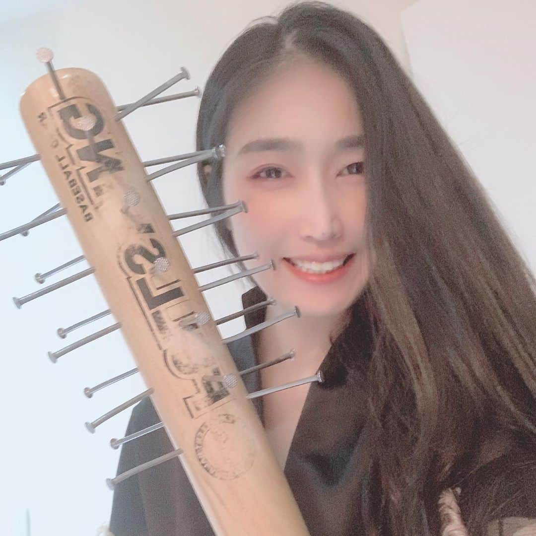 のインスタグラム：「誕生日プレゼントに、私が前からずっと欲しがっていた釘バットを夫が手作りしてくれました！　バットの木は硬いので釘を打つのがすごく大変だったそうです。ユーズド加工までしてくれて大満足です！　ヘビーユーズしていこうと思います。 #プレゼント　#誕生日プレゼント　#birthdaypresent #釘バット　#japanesegirl」