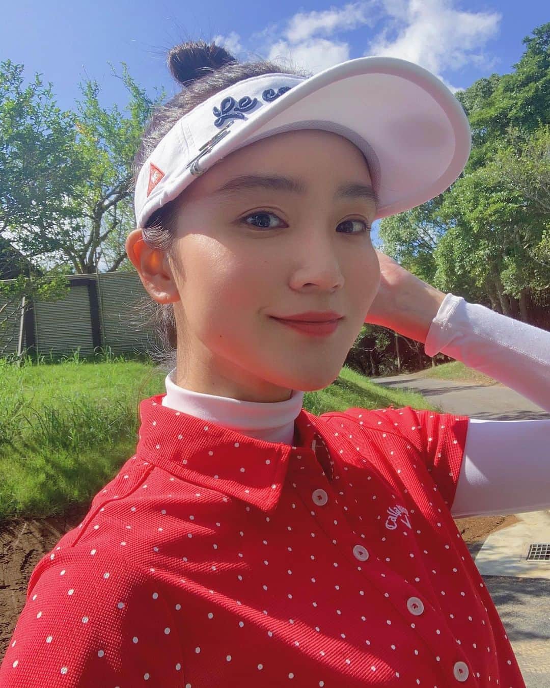 遠藤瞳のインスタグラム：「秋晴れ気持ちいいですな😆 赤ティーなくて🟡  この日チップインもあったり パターが良くてスコアが 縮まりました🥺 ショットがいいとグリーン周りが悪くなったり 逆になったり一進一退を繰り返してます。。。 早く100切りしたい😂  最後のホールのショット🏌️‍♀️💦 直したいところばかりだけど記録用に😅  #ゴルフ #ゴルフ女子 #golf」