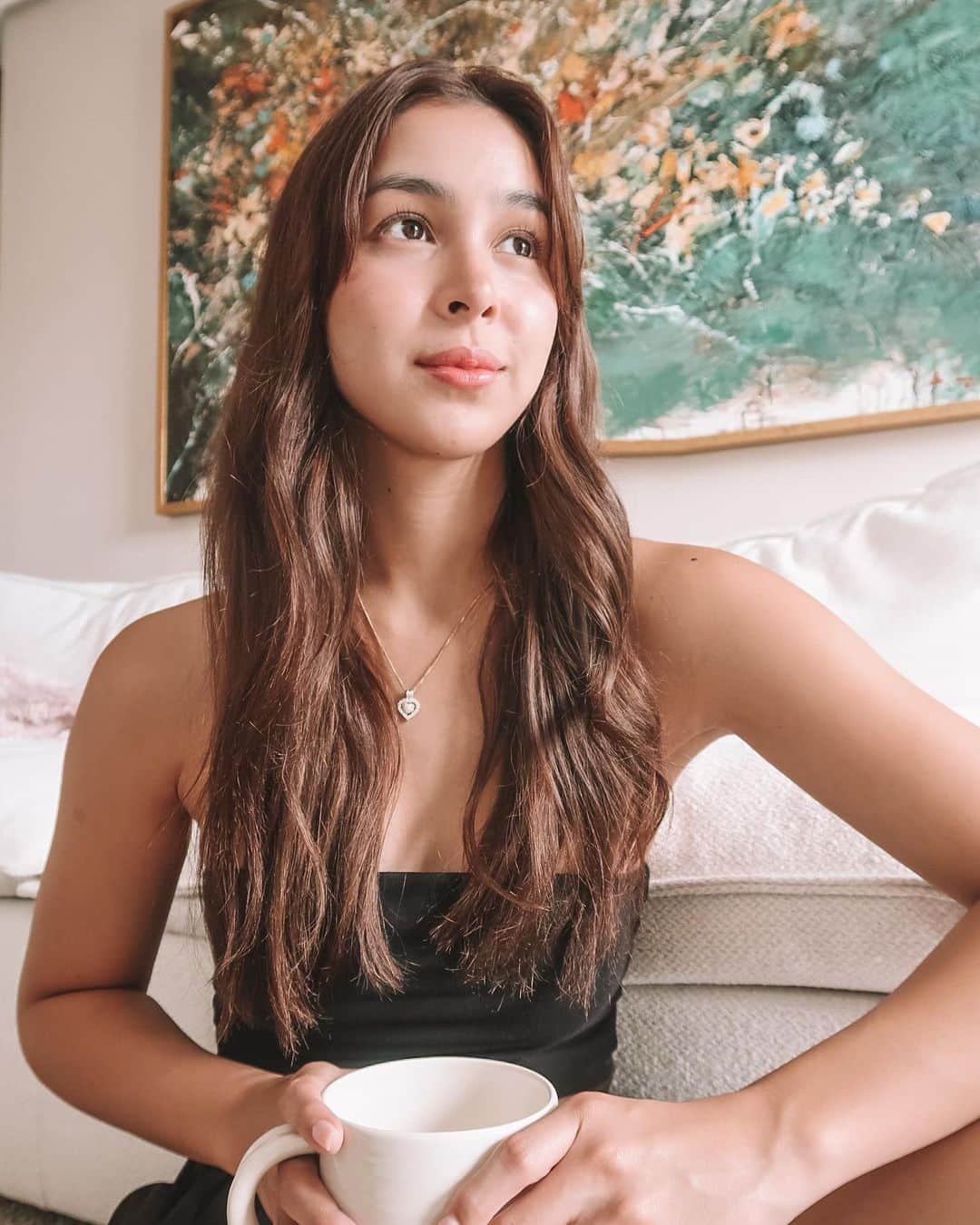 ジュリア バレットのインスタグラム：「Working at home really can take a toll on you. With all these back to back meetings and errands, it’s easy to forget about taking care of yourself. One thing I never worry about? Having hair that already looks great even if it’s just #FingerCombed! 💚 Thanks to @palmoliveph Naturals Ultra Smooth Shampoo & Conditioner!」