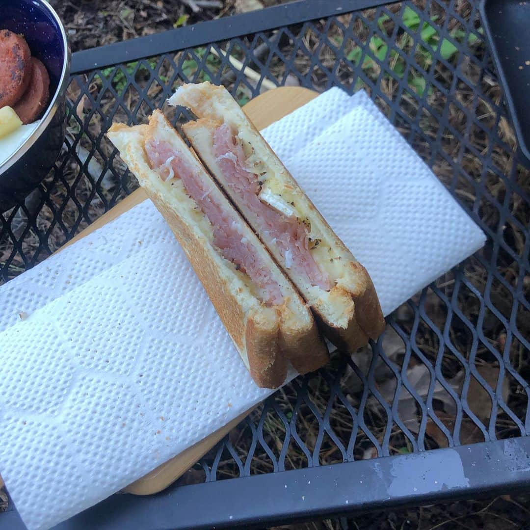 渡辺梨夏子のインスタグラム：「ホットサンドパーティーだった🥳 また色々試してみたいな〜！ どの組み合わせが気になる？  #生ハムカマンベール #カレーソーセージトマト #目玉焼きトリュフチーズ #ホットサンド #ホットサンドレシピ#めも  お家でも作りたい！ってなって。 @__4w1h__ のホットサンドメーカー（ソロ）めちゃくち ゃ欲しくなったのに、やっぱり人気みたいでゲットするのには時間がかかりそうです...🥪🥪」