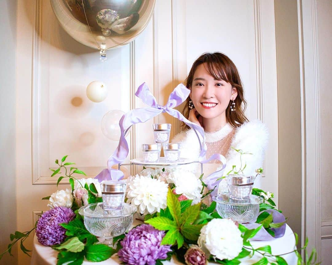 高橋晴香さんのインスタグラム写真 - (高橋晴香Instagram)「昨日はURANIA @urania_cosmetics の コスメ新商品発表会へ🤍﻿ ﻿ ﻿ 6月1日に発売された「URANIA ヴェールスキンミルク」と来年1月1日に発売される「URANIA クリスタルパール」をご紹介頂きました❣️﻿ ﻿ ﻿ URANIA ヴェールスキンミルクは、シワやくすみ・赤みや毛穴の気になる肌の乱れを補正して肌のトーンをアップ⭐️﻿ ﻿ ﻿ 外的環境からのダメージにも対応してくれて、肌のバリア機能も高めてくれる多機能美容乳液だそう💕﻿ ﻿ ﻿ 肌に透明感でて、化粧下地にぴったり🎶﻿ ﻿ ﻿ これ一つでブライトニングケア・ダメージケア・バリアケアしてくれるのが良いと思った👏﻿ ﻿ ﻿ URANIA クリスタルパールは、真珠貝のパール層から抽出したジェル状美容液✨﻿ ﻿ ﻿ 本物の真珠みたいで綺麗❤️﻿ ﻿ ﻿ 最初見た時びっくりした😳﻿ ﻿ ﻿ 真珠のようなカプセルの中に様々な美容成分が入ってて✨﻿ ﻿ ﻿ パール1粒を手に取って、軽く押しつぶすようになじませたら肌にオン！﻿ ﻿ ﻿ 使ってみたら、肌の濁りやくすみを一掃🤍﻿ ﻿ ﻿ 肌の内側から発光するかのようなツヤ感が💖﻿ ﻿ ﻿ しかも肌がキラキラ光ってるの✨﻿ ﻿ ﻿ 贅沢な気分にさせてくれるコスメ💎﻿ ﻿ ﻿ 発売が楽しみだな💫﻿ ﻿ ﻿ 真珠をイメージしたスイーツも頂き、素敵な時間を過ごせたよ👩💓﻿ ﻿ ﻿ ﻿ ﻿ #URANIAクリスタルパール #URANIA #保湿クリーム #美白 #化粧品 #スキンケア #美容イベント #新作コスメ #PR #コスメ好き」10月24日 20時51分 - haruka_takahashi0127