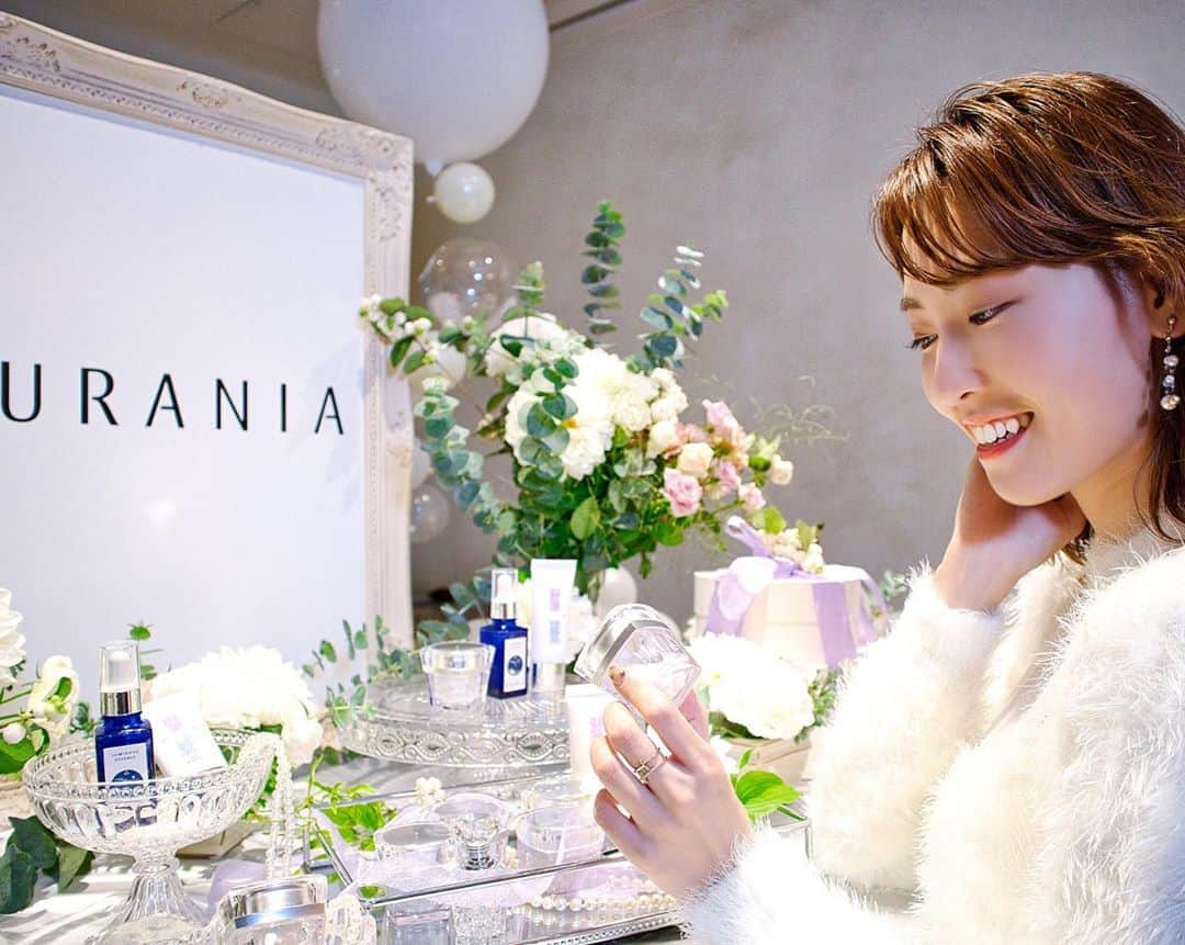 高橋晴香さんのインスタグラム写真 - (高橋晴香Instagram)「昨日はURANIA @urania_cosmetics の コスメ新商品発表会へ🤍﻿ ﻿ ﻿ 6月1日に発売された「URANIA ヴェールスキンミルク」と来年1月1日に発売される「URANIA クリスタルパール」をご紹介頂きました❣️﻿ ﻿ ﻿ URANIA ヴェールスキンミルクは、シワやくすみ・赤みや毛穴の気になる肌の乱れを補正して肌のトーンをアップ⭐️﻿ ﻿ ﻿ 外的環境からのダメージにも対応してくれて、肌のバリア機能も高めてくれる多機能美容乳液だそう💕﻿ ﻿ ﻿ 肌に透明感でて、化粧下地にぴったり🎶﻿ ﻿ ﻿ これ一つでブライトニングケア・ダメージケア・バリアケアしてくれるのが良いと思った👏﻿ ﻿ ﻿ URANIA クリスタルパールは、真珠貝のパール層から抽出したジェル状美容液✨﻿ ﻿ ﻿ 本物の真珠みたいで綺麗❤️﻿ ﻿ ﻿ 最初見た時びっくりした😳﻿ ﻿ ﻿ 真珠のようなカプセルの中に様々な美容成分が入ってて✨﻿ ﻿ ﻿ パール1粒を手に取って、軽く押しつぶすようになじませたら肌にオン！﻿ ﻿ ﻿ 使ってみたら、肌の濁りやくすみを一掃🤍﻿ ﻿ ﻿ 肌の内側から発光するかのようなツヤ感が💖﻿ ﻿ ﻿ しかも肌がキラキラ光ってるの✨﻿ ﻿ ﻿ 贅沢な気分にさせてくれるコスメ💎﻿ ﻿ ﻿ 発売が楽しみだな💫﻿ ﻿ ﻿ 真珠をイメージしたスイーツも頂き、素敵な時間を過ごせたよ👩💓﻿ ﻿ ﻿ ﻿ ﻿ #URANIAクリスタルパール #URANIA #保湿クリーム #美白 #化粧品 #スキンケア #美容イベント #新作コスメ #PR #コスメ好き」10月24日 20時51分 - haruka_takahashi0127