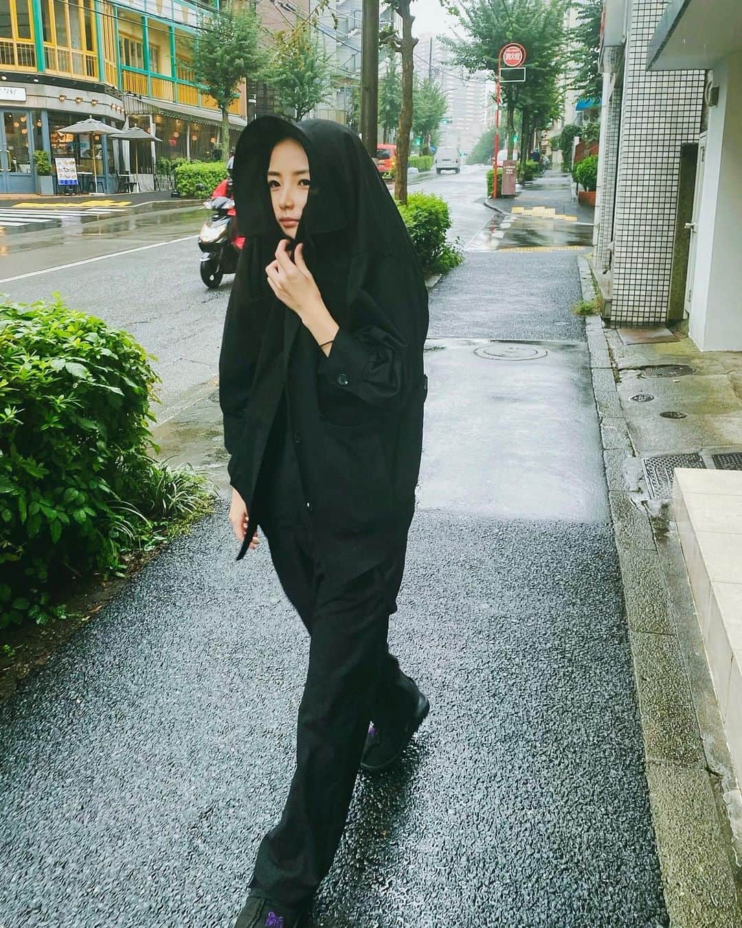 イアリサのインスタグラム：「土砂降り以外は傘ささない☂️ . #雨の日のワシ #問題なのは横が見えないこと」