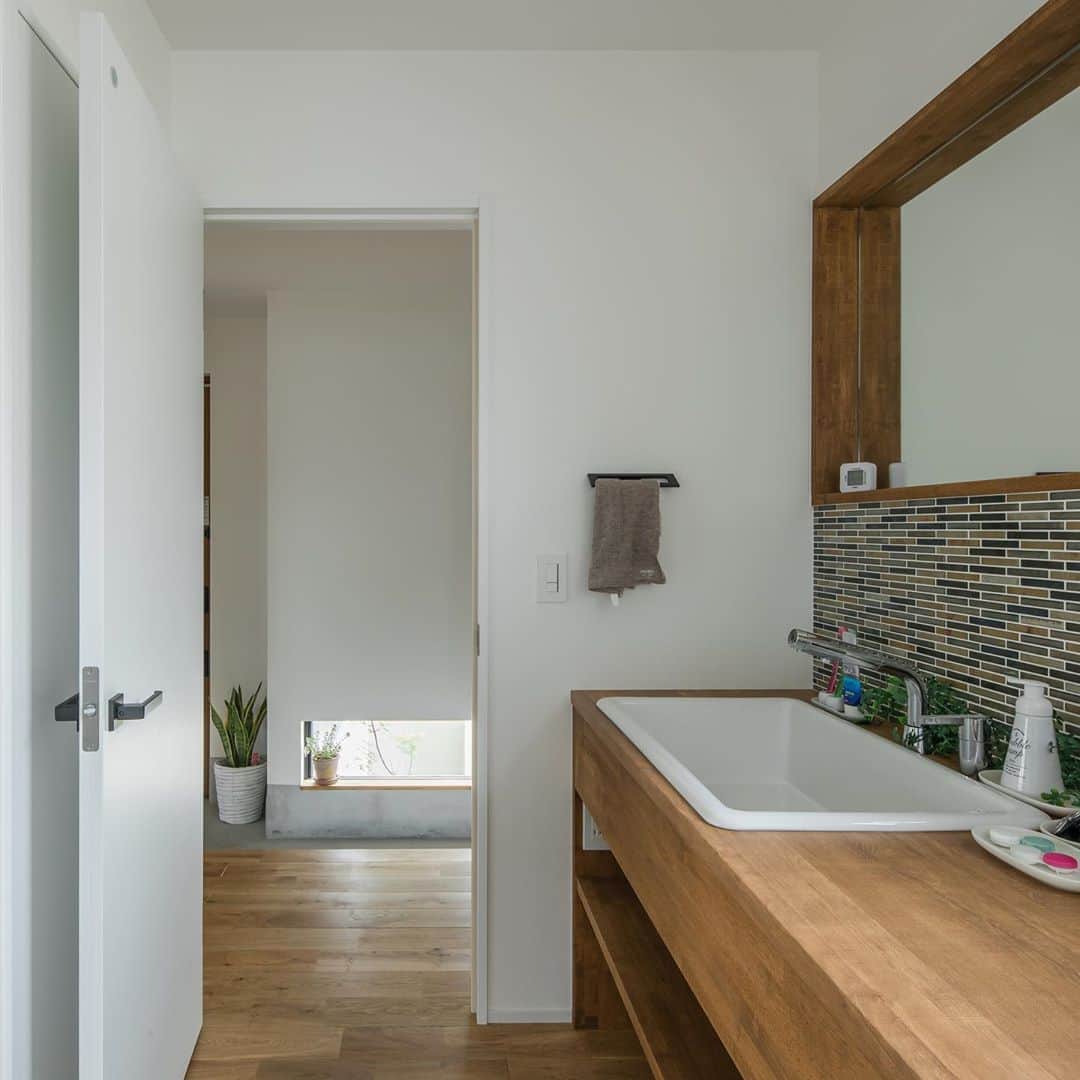 ルポハウス一級建築士事務所さんのインスタグラム写真 - (ルポハウス一級建築士事務所Instagram)「・ ・ ・  どんな空間にも馴染むシンプルなボウルと、落ち着いた色のタイルの組み合わせの造作洗面。 ・ 鏡と窓の枠も、洗面台と同色でそろえて 幅いっぱいに美しく納めました。 ・ ・ ・ 𓐌𓐌𓐌𓐌𓐌𓐌𓐌𓐌𓐌𓐌𓐌𓐌𓐌𓐌𓐌𓐌𓐌𓐌  ルポハウスの施工事例はこちらまで☞ @reposhouse  𓐌𓐌𓐌𓐌𓐌𓐌𓐌𓐌𓐌𓐌𓐌𓐌𓐌𓐌𓐌𓐌𓐌𓐌 #ルポハウス は#ちょっとかっこいい家 を"友人のために" という思いでつくっています。 一生に一度の#マイホーム。 「あなたにしかできない」×「ルポハウスだからできる」で、 私たちだけの#家づくり を思いっきり楽しんでみませんか？！ ・ ・ ・ #住宅 #注文住宅 #新築一戸建て #デザイナーズ住宅  #一級建築士事務所 #設計事務所 #滋賀県大津市 #滋賀県草津市 #洗面台インテリア #洗面所インテリア #造作洗面台 #名古屋モザイクタイル #パヴォーネ #sk106 #カワジュン #タオル掛け」10月24日 20時57分 - reposhouse
