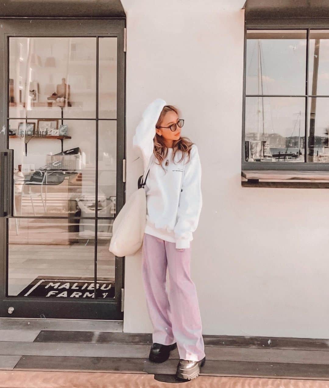 ✷kana✷のインスタグラム：「💜 . カラーパンツにハマる2020秋 . tops @cheme.official  pants @bershka  bag @luminarico  sunglasses @flex_japan  sneaker @nakedwolfe  . #150cmコーデ」