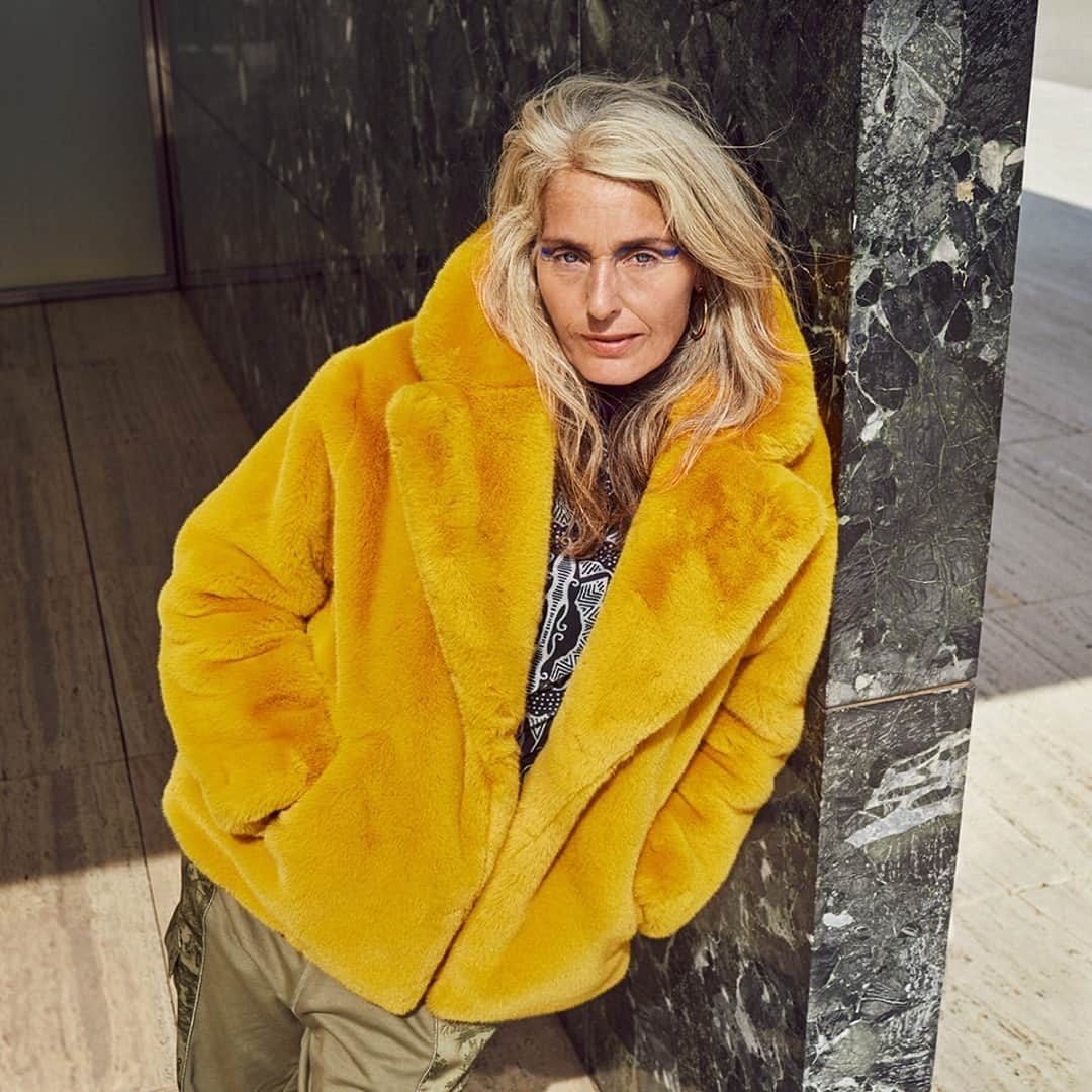デシグアルのインスタグラム：「Sink into it. An enveloping ray of sunlight, in mid-winter. The jacket with “thick hair”.」
