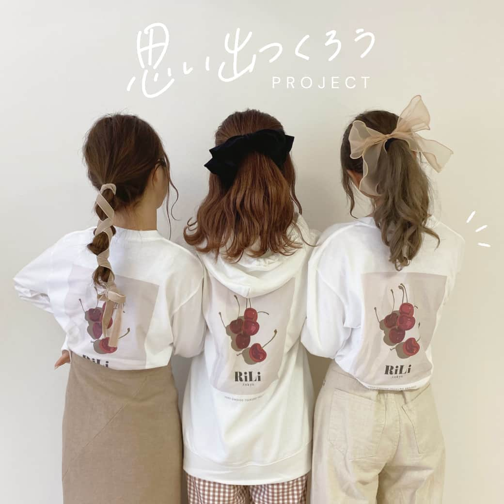 RiLiさんのインスタグラム写真 - (RiLiInstagram)「🍒実行委員Tシャツ🍒⁣ .⁣ ポップアップのスタッフが着用予定のTシャツです ˎˊ˗⁣ 実は #suzuri で購入できるって知ってましたか？👀♡⁣ .⁣ 当日来てくれる子も、遠くて今回は参加できない子も、⁣ このTシャツでみんなとお揃いしちゃいましょう💡⁣ .⁣ ポップアップ来場時にお客さんが着てくれてたり、期間中インスタに上げてもらえたら、たくさんのひとと繋がってる感じがして楽しそう...♡⁣ ぜひみんなでおそろいしましょー！⁣ .⁣ 購入は @rili.omoide のプロフィールのURLから🛒⁣ または👇のURLからどうぞˎˊ˗⁣ https://suzuri.jp/rili_tokyo/omoide/63531⁣ .⁣ ※RiLiストアとは別のサイトです⁣ ※お届けまで1週間〜かかります⁣ .⁣ .⁣ .⁣ #rili_2020 #rili_tokyo #思い出つくろうプロジェクト #バックロゴ #バックプリントTシャツ」10月24日 21時01分 - rili.tokyo