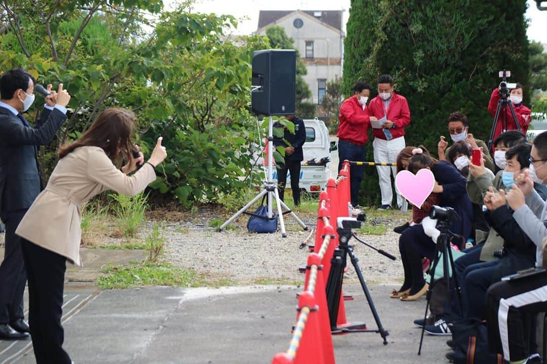 今井絵理子さんのインスタグラム写真 - (今井絵理子Instagram)「【豊橋市へ】  ブラックサンダーが有名な豊橋市へ！  若手ミーティングの会にお招きいただき、佐原光一市長とともに福祉や教育について お話させていただきました。 コーディネーターは元F1レーサーの山本左近さん。  青空の下、屋外での開催☀️ 参加していただいた皆さん、ありがとうございました！  #愛知県 #豊橋市 #若手ミーティングの会 #佐原光一市長 #山本左近さん  #今井絵理子 #活動」10月24日 21時11分 - erikoimai0922