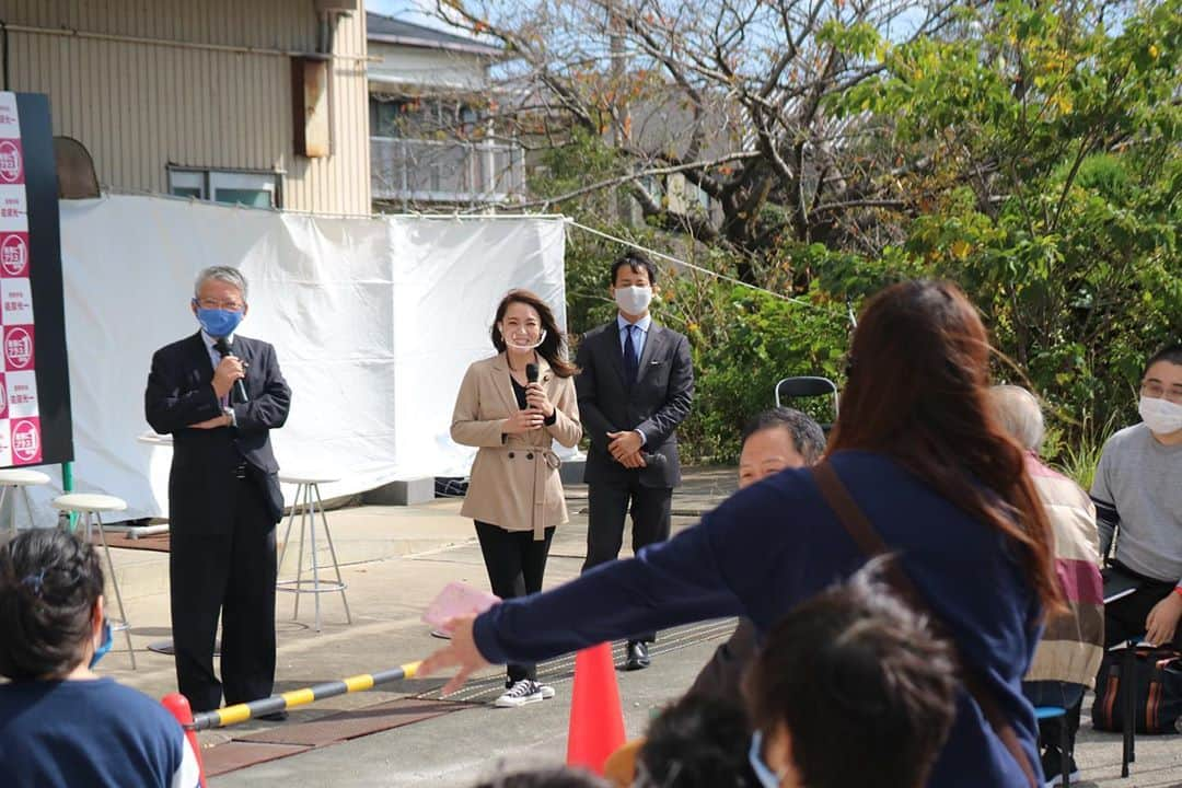 今井絵理子さんのインスタグラム写真 - (今井絵理子Instagram)「【豊橋市へ】  ブラックサンダーが有名な豊橋市へ！  若手ミーティングの会にお招きいただき、佐原光一市長とともに福祉や教育について お話させていただきました。 コーディネーターは元F1レーサーの山本左近さん。  青空の下、屋外での開催☀️ 参加していただいた皆さん、ありがとうございました！  #愛知県 #豊橋市 #若手ミーティングの会 #佐原光一市長 #山本左近さん  #今井絵理子 #活動」10月24日 21時11分 - erikoimai0922