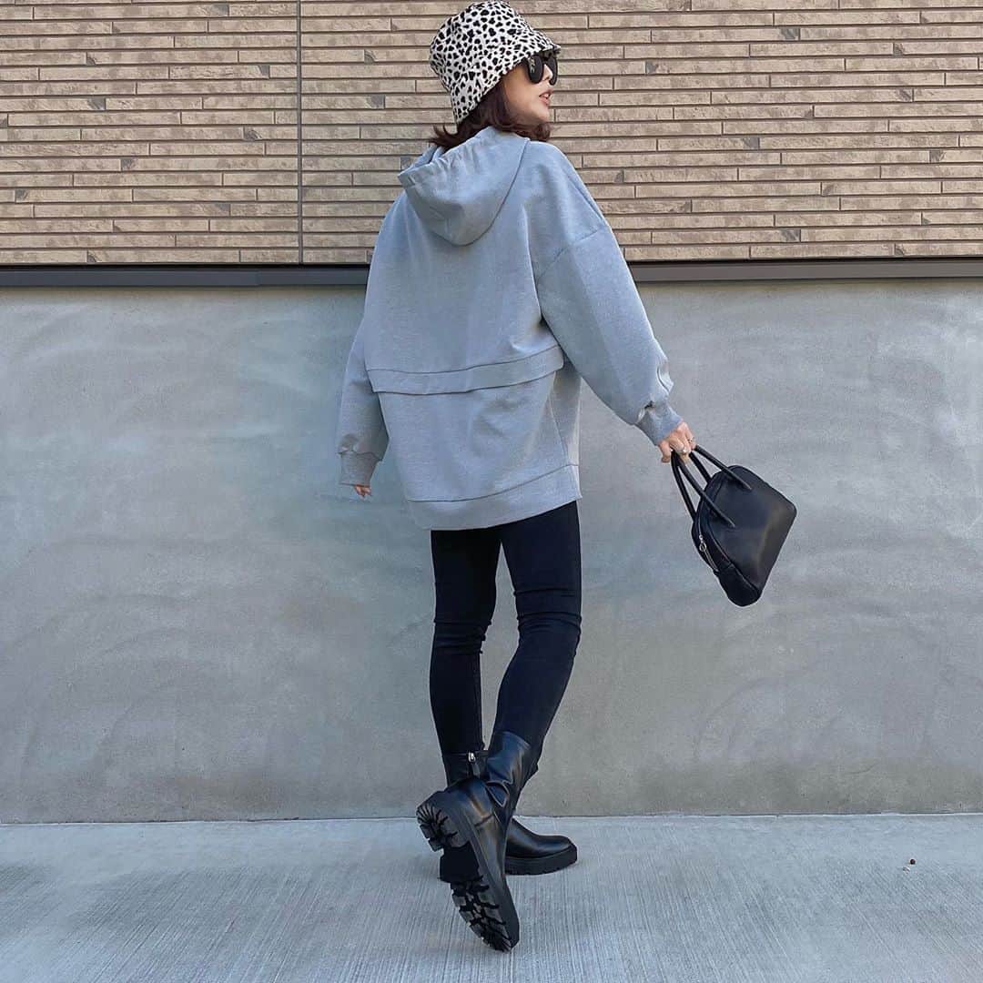 shieさんのインスタグラム写真 - (shieInstagram)「ㅤㅤㅤㅤㅤㅤㅤㅤㅤㅤㅤ  オンラインでポチッたZARAのフーディ、めっちゃ可愛い！！オンラインでは商品名で検索してください← Mサイズ着てます✧︎  ㅤㅤㅤㅤㅤㅤㅤㅤㅤㅤㅤ ぐるっと後ろまで可愛い笑笑  ㅤㅤㅤㅤㅤㅤㅤㅤㅤㅤㅤ  シンプルだったから、ハットは派手に♡ @amail_official の♡  ㅤㅤㅤㅤㅤㅤㅤㅤㅤㅤㅤ  今日は久しぶりに夕陽見れて癒された♡なかなかお母さんは夕陽見れるタイミングないよねって笑  ㅤㅤㅤㅤㅤㅤㅤㅤㅤㅤㅤ  #フーディー #ショートブーツ / #zara#zarawomen  #ハット / #amail #ウルトラストレッチジーンズ / #UNIQLO #ボストンバッグ / #aeta  ㅤㅤㅤㅤㅤㅤㅤㅤㅤㅤㅤ」10月24日 21時11分 - shiiii0125