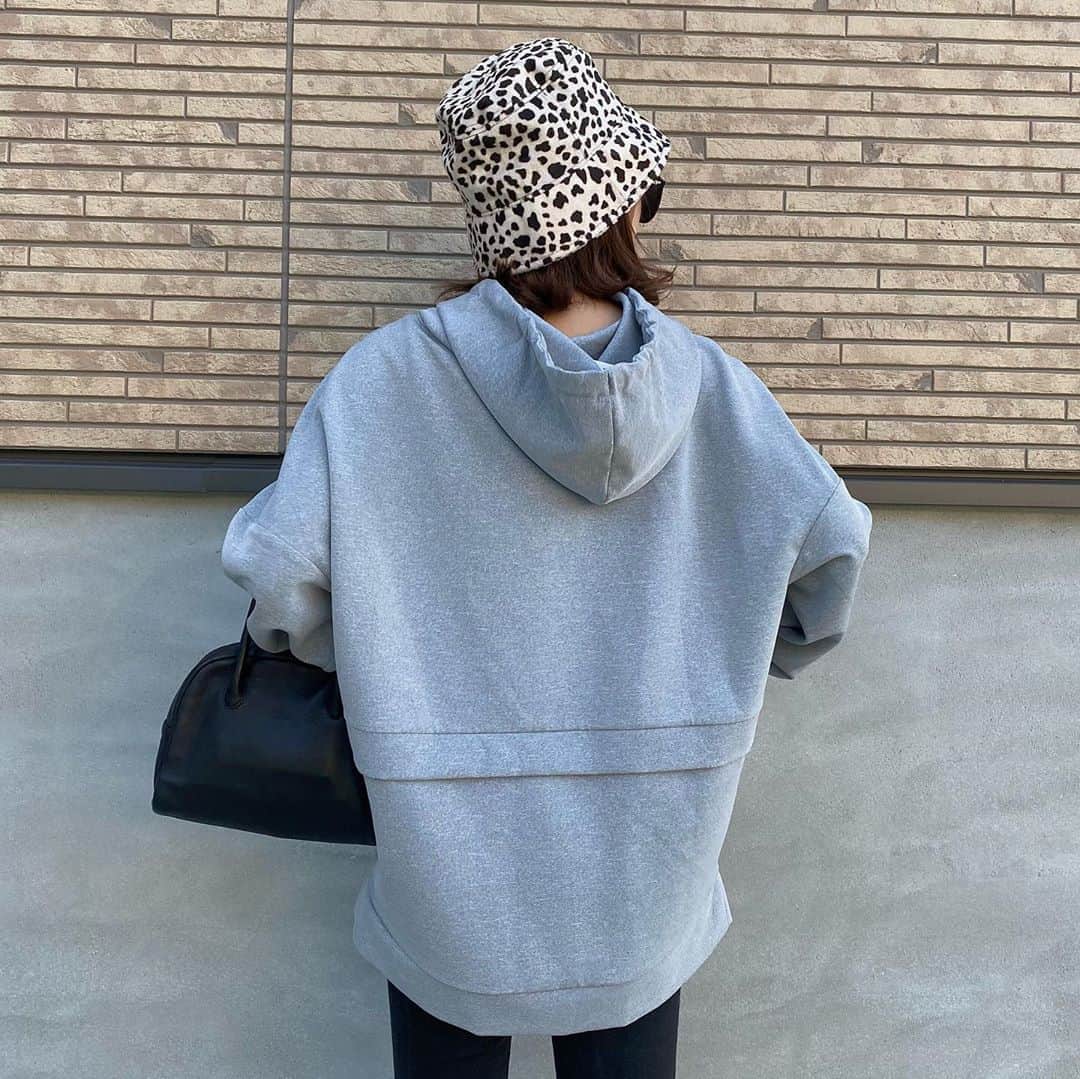 shieさんのインスタグラム写真 - (shieInstagram)「ㅤㅤㅤㅤㅤㅤㅤㅤㅤㅤㅤ  オンラインでポチッたZARAのフーディ、めっちゃ可愛い！！オンラインでは商品名で検索してください← Mサイズ着てます✧︎  ㅤㅤㅤㅤㅤㅤㅤㅤㅤㅤㅤ ぐるっと後ろまで可愛い笑笑  ㅤㅤㅤㅤㅤㅤㅤㅤㅤㅤㅤ  シンプルだったから、ハットは派手に♡ @amail_official の♡  ㅤㅤㅤㅤㅤㅤㅤㅤㅤㅤㅤ  今日は久しぶりに夕陽見れて癒された♡なかなかお母さんは夕陽見れるタイミングないよねって笑  ㅤㅤㅤㅤㅤㅤㅤㅤㅤㅤㅤ  #フーディー #ショートブーツ / #zara#zarawomen  #ハット / #amail #ウルトラストレッチジーンズ / #UNIQLO #ボストンバッグ / #aeta  ㅤㅤㅤㅤㅤㅤㅤㅤㅤㅤㅤ」10月24日 21時11分 - shiiii0125