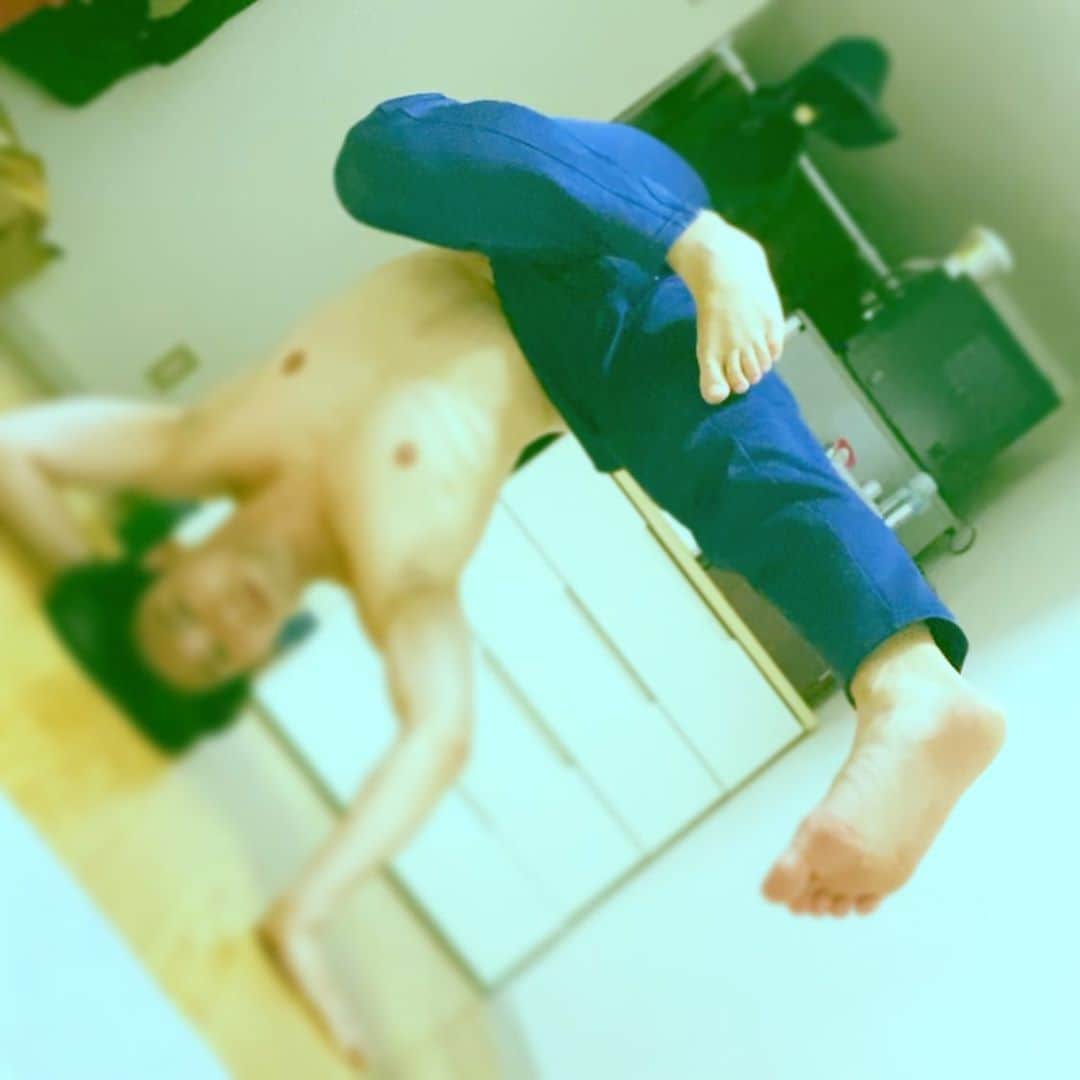 永尾麟ノ介さんのインスタグラム写真 - (永尾麟ノ介Instagram)「今日の変なポーズ。 . みんなも変なポーズして変な夢見て寝よう👍 . #東京カメラ部 #love_bestjapan #tokyocameraclub #アクロバット #トリッキング #パルクール　#ブレイクダンス #acrobat #tricking #parkour #breakdance #ninja #俳優 #actor #ヨガ #yoga #筋トレ #ワークアウト #エクササイズ」10月24日 21時04分 - rinnosuke_nagao