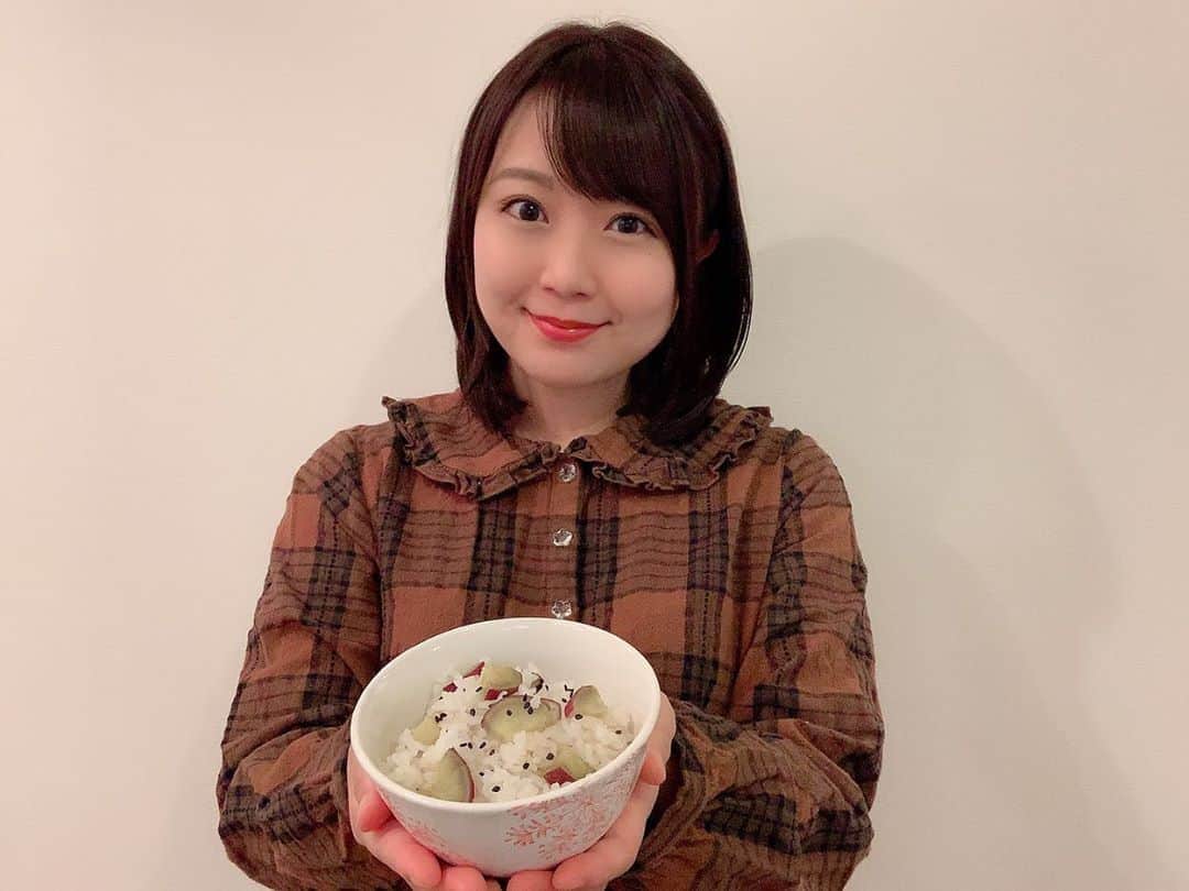 のインスタグラム：「紅はるかをgetした日にすぐ炊飯器で簡単に出来るさつまいもご飯を作りました🍚💓さつまいもを角切りにして10分ぐらいお水にさらしておいたら、お米2合分を炊く要領でいつも通りお水を張って、さつまいも・みりん大さじ2・お酒大さじ2・お塩小さじ1を入れていつも通りにご飯を炊いたら完成です🥰すーっごく簡単なのにホクホクで甘くて美味しいさつまいもご飯が出来ました🍠✨✨✨ . . . . . #おうち時間 #stayhome #おうちごはん #自炊 #ごはん記録 #instafood #簡単ごはん #炊飯器 #さつまいも #さつまいもご飯 #アラサー女子 #丸顔 #ボブ #ぷに子 #ぽっちゃり #photooftheday #JAPAN #japanesegirl #avex #avexmanagement #instagood #followme #シマリカご飯 #しまりか手乗りごはん #ricashima #嶋梨夏」