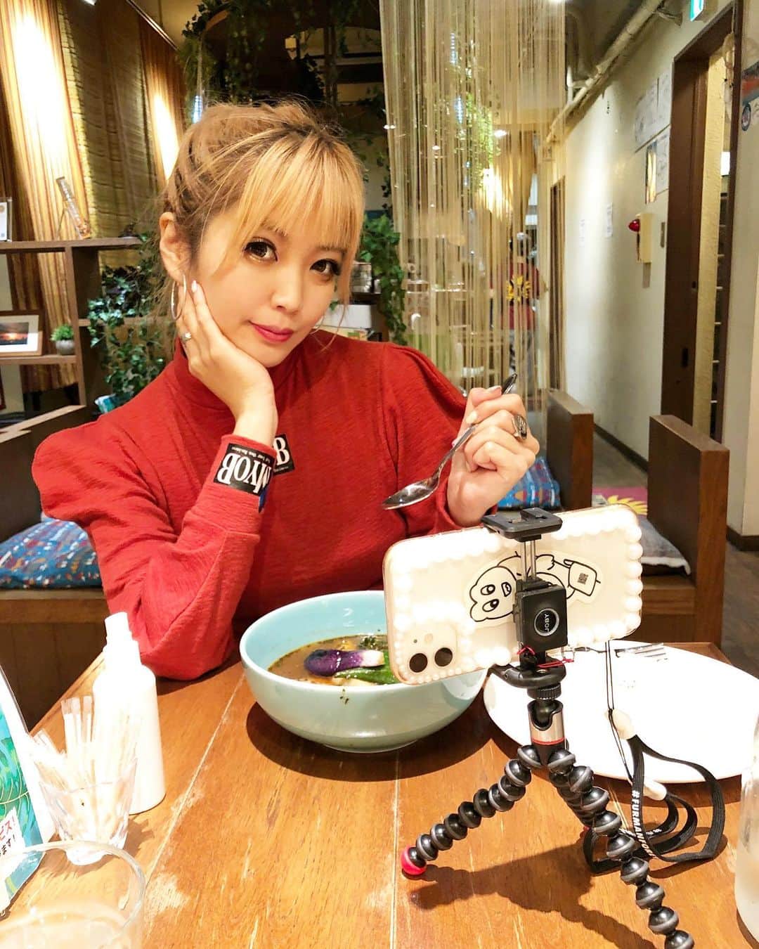 あさちるのインスタグラム：「ゴリラポッド🦍 不安定な机でもガッチリ安定感もあって足先がマグネットになってて使いよい❣️  原宿でスープカレー食べた🍛 グルメ巡りのマストアイテムだよ📸🍛  #ゴリラポッド #JOBY生活 #ゴリライフ @JOBY_JP @emomiu.jp」