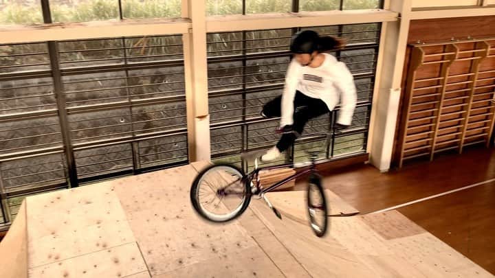 のインスタグラム：「Tailwhip at @big_mountain_rooms  📹 @daniel_bmxlife  Thanks @yuuuta_tominaga  バンクの上りで初めてできた👍🏼 @visavis_jp #タウン情報おかやま #ライト電業 #bigjohn #bluesakura #slopeshot #bmx #bmxgirl #bmxfreestyle #bmxwomen #大山」