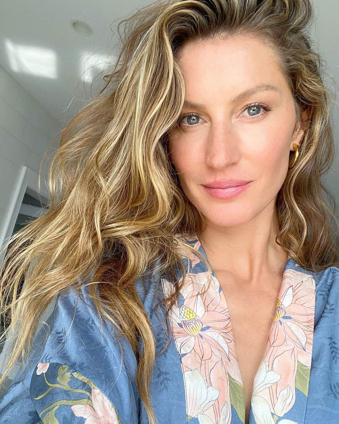 ジゼル・ブンチェンさんのインスタグラム写真 - (ジゼル・ブンチェンInstagram)「Good morning! I got to host a fun (virtual) talk about wellness, skincare and all things beauty with some beauty experts around the world – available to view now at @diorskincare . I hope you guys like it! #DIORSUPERPOTENTSERUM #DIORSKINCARETALK ✨ Bom Dia! Fui anfitriã em uma conversa (virtual) sobre bem-estar e cuidados com a pele com alguns especialistas em beleza ao redor do mundo - disponível para visualização agora em @diorskincare.  Espero que gostem!」10月24日 21時15分 - gisele