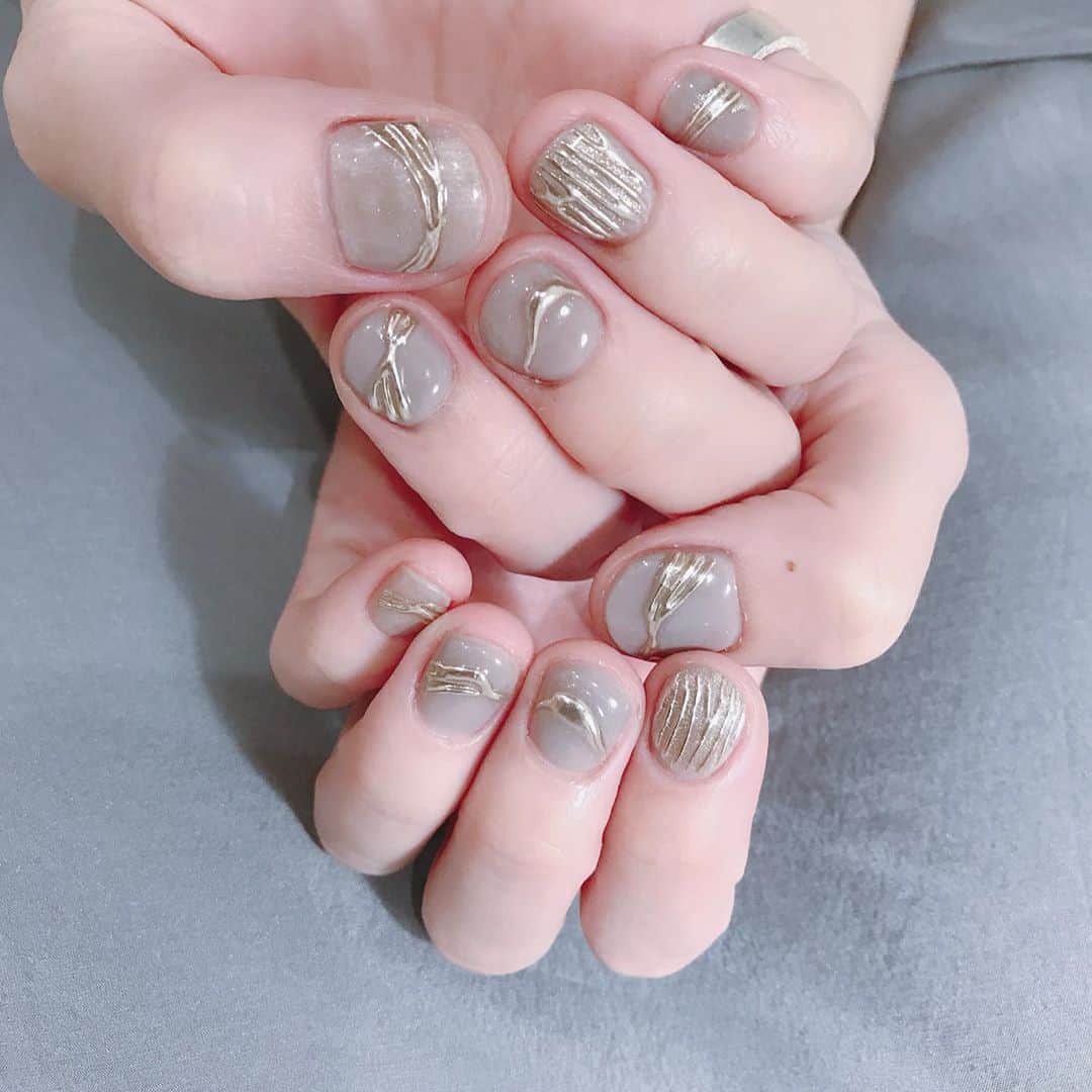 なかやまちえこのインスタグラム：「アクセサリーみたいなネイル💫⠀ ⠀ カラーは混ぜて作りました✨⠀ #nail #nails #nailart #ネイル #美甲 #ネイルアート  #japanesenailart #manucure #japanesenails #manicurist #gelnails #أظافر #네일아트 #미용 #vẽmóng #ngườiđẹp  #เพ้นท์เล็บ #искусствоногтя #artedeuñas #เพ้นท์เล็บเจล #ジェルネイルデザイン #ネイルデザイン #senikuku #nagelkunst  #ミラーネイル #mirrornails #silentsiren #あいにゃん⠀ 施術は @aby_sharenail にて。」