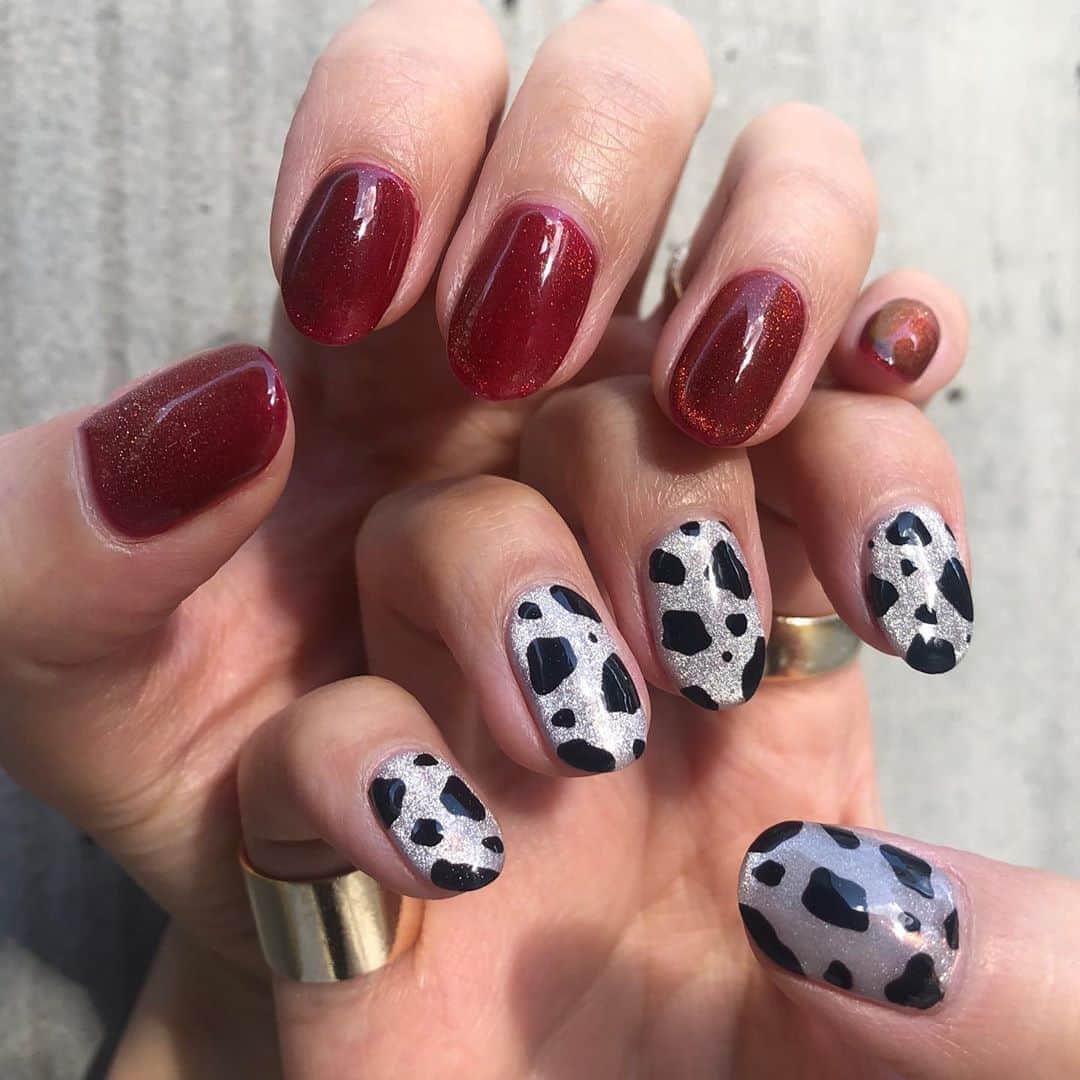 橋本江莉果さんのインスタグラム写真 - (橋本江莉果Instagram)「にゅーねいる💅🏻🐄🌹﻿ ﻿ ひっさしぶりに #赤 をやりたくなったのと、今年はまたアニマル柄が気分で、ゼブラ柄と迷ったけど、洋服でゼブラ柄が増えてきてるので、 #牛柄 に🐮🖌﻿ ﻿ 赤には、赤の #マグネット 🧲﻿ 牛柄には、ベースは乳白色っぽいのを塗って、その上からパール調のミラーパウダーを塗ってもらってからシルバーのマグネットを🧲﻿ ﻿ #マグネットネイル やっぱりかわいいなぁ〜🤤💫✨🌟﻿ ﻿ #newnails #nails #nail #nailart #naildesign #nailstagram #nailsofinstagram #nailsnailsnails #spicanail #red #cow #ネイル #牛柄ネイル」10月24日 21時21分 - erica_hashimoto