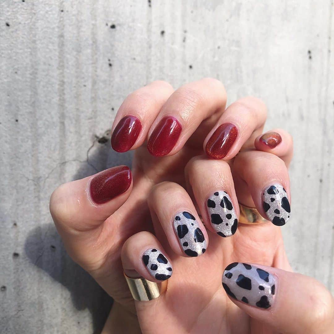 のインスタグラム：「にゅーねいる💅🏻🐄🌹﻿ ﻿ ひっさしぶりに #赤 をやりたくなったのと、今年はまたアニマル柄が気分で、ゼブラ柄と迷ったけど、洋服でゼブラ柄が増えてきてるので、 #牛柄 に🐮🖌﻿ ﻿ 赤には、赤の #マグネット 🧲﻿ 牛柄には、ベースは乳白色っぽいのを塗って、その上からパール調のミラーパウダーを塗ってもらってからシルバーのマグネットを🧲﻿ ﻿ #マグネットネイル やっぱりかわいいなぁ〜🤤💫✨🌟﻿ ﻿ #newnails #nails #nail #nailart #naildesign #nailstagram #nailsofinstagram #nailsnailsnails #spicanail #red #cow #ネイル #牛柄ネイル」