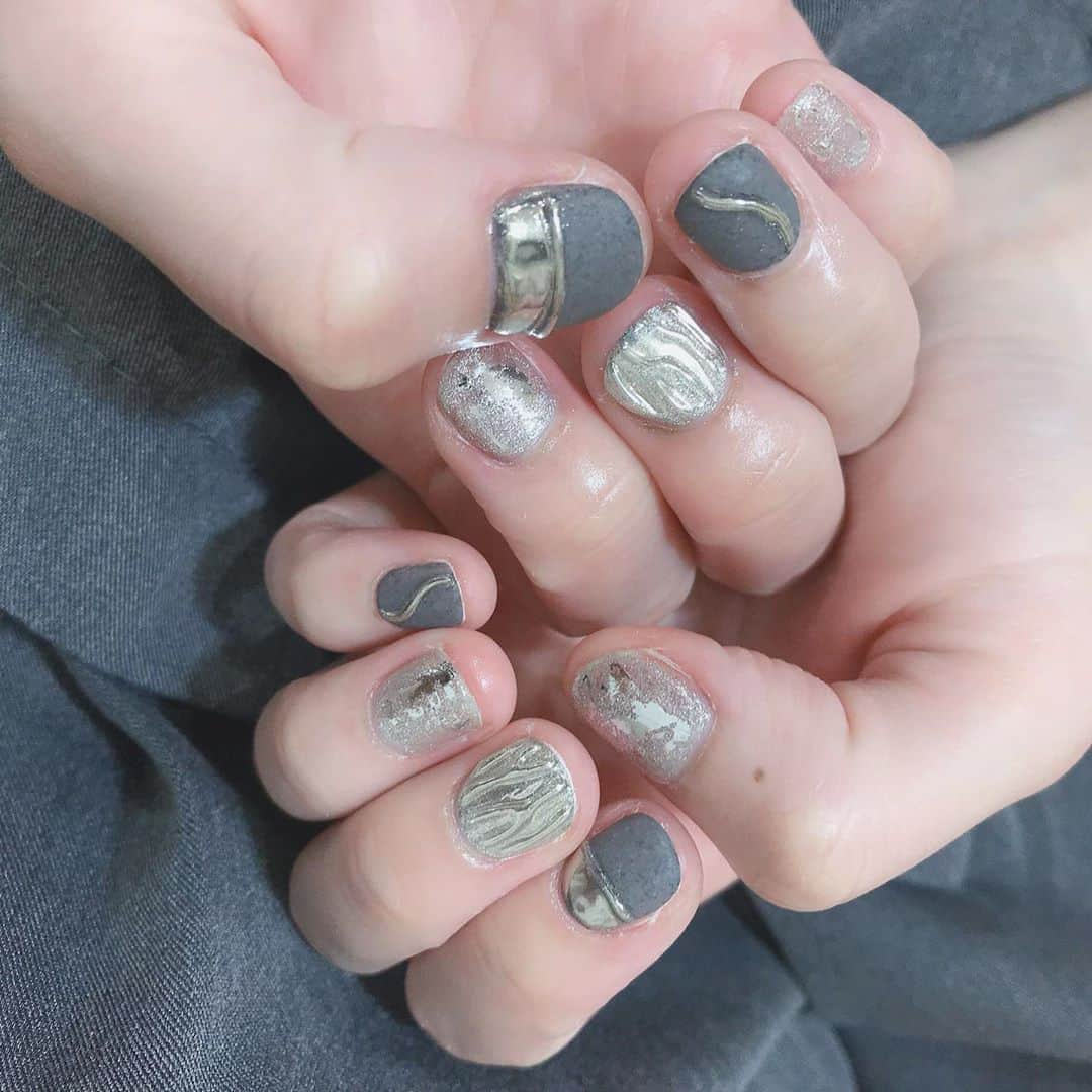 なかやまちえこさんのインスタグラム写真 - (なかやまちえこInstagram)「metallic nails✨⠀ ⠀ #nail #nails #nailart #ネイル #美甲 #ネイルアート  #japanesenailart #manucure #japanesenails #manicurist #gelnails #أظافر #네일아트 #미용 #vẽmóng #ngườiđẹp  #เพ้นท์เล็บ #искусствоногтя #artedeuñas #เพ้นท์เล็บเจล #ジェルネイルデザイン #ネイルデザイン #senikuku #nagelkunst  #ミラーネイル #mirrornails #メタリックネイル #metallicnails」10月24日 21時23分 - chiekonakayama