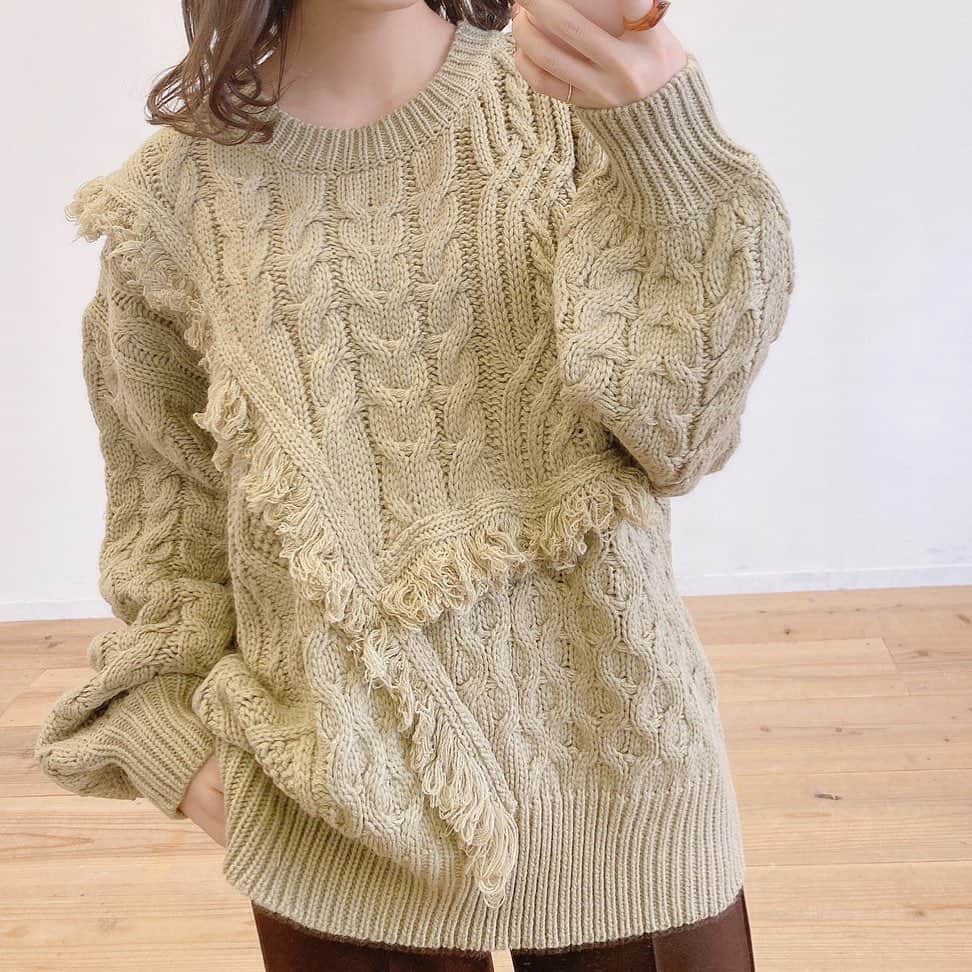 Vannie Officialのインスタグラム：「【VANNIE U フリンジ切替えニット】 4,200+tax ⠀ ⠀ 今季大大大本命のデイリーニット！  ⠀ 《styling》 今年らしいスタイルにぴったりなフリンジ切替ニット♡ さまざまなケーブル編みを組み合わせた凝ったデザインが魅力！ カラーパンツやデニムなどのシンプル合わせでも着映えする一枚に仕上げました◎  《detail》 大胆なパッチワークデザインとフリンジのディテールが最高にかわいい♡ 暖かみのあるざっくりとしたニットが秋冬のスタイルの後押しをします♪  ⠀ 《fabric》 チクチク感のない暖かい風合いのニット使用 ⠀ ⠀ ⠀ #vannie_u#ヴァニーユー #ZOZOでしか買えない⠀⠀ お問い合わせはDMまでご連絡ください‪‪☺︎‬」