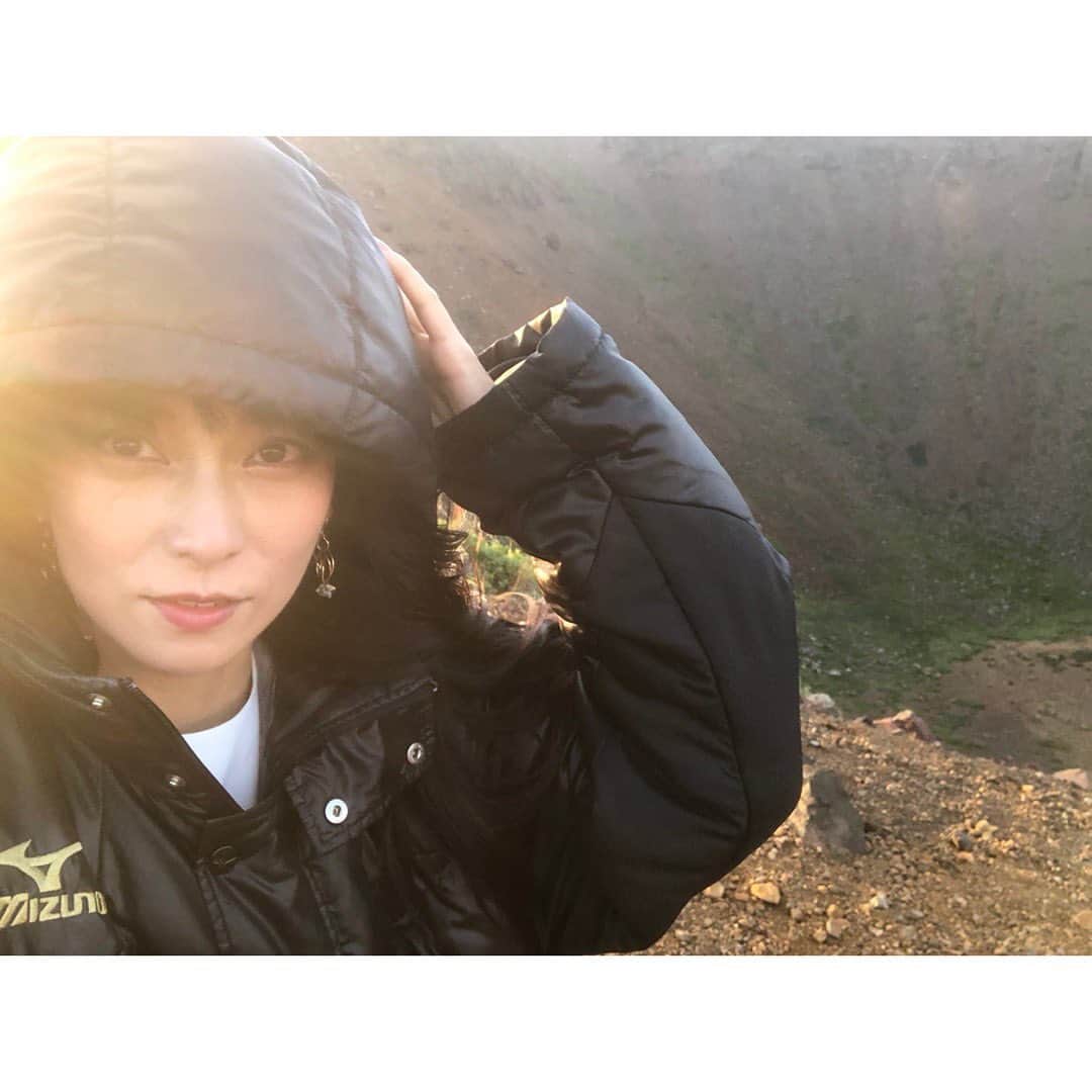 柴咲コウのインスタグラム：「『35歳の少女』この後10時から！  もう土曜日か…… 今日アップしたyoutubeでも訳がわからなくなっていたけど、今のオフィスに移ったのが今年の春だと思ってたけど昨年の春だったことに驚愕。つい最近の気がして…時の流れの速さ恐るべし。  #ジャネーの法則 #三十五歳の少女 #連続ドラマ #家族 #母と娘」