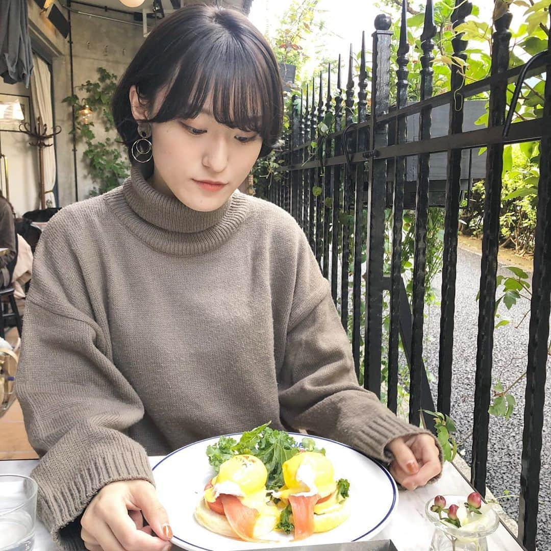 山口柚香さんのインスタグラム写真 - (山口柚香Instagram)「先輩とランチへ❤︎ . . 久しぶりに会う先輩で、ずーーーーーっと話してた😂 気付いたら暗くなり始めててびっくり、、 日が暮れるのも早くなって、季節もすっかり変わったなぁと🍂 . お披露目があったのは真夏やったのにほんまにあっという間。 残りあと少しですが、 応援よろしくお願いします🌿 . . . #cafegitane #gitane #ebisucafe #ebisulunch #カフェランチ #ランチプレート #エッグベネディクト #エッグベネディクトプレート #恵比寿グルメ #恵比寿カフェ #恵比寿ランチ #秋コーデ #ハイネックニット #ブラウンコーデ #ニットコーデ」10月24日 21時27分 - mizucon2020_no1