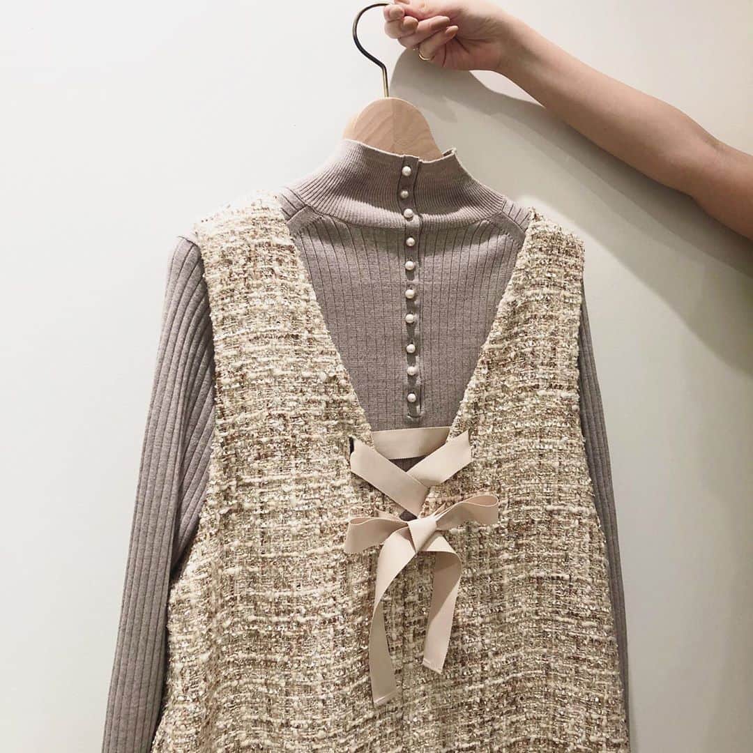 のインスタグラム：「[recommend tops] .  ウールのハイネックインナーニットです。 インナーにもメインにも使える万能アイテム。 後ろのパールがポイントです💫 . Tops 528-19351 ¥10,000+tax . onepiece 982-59400 ¥15,000+tax  . . #anatelier #anatelierofficial  #アナトリエ #tweed」