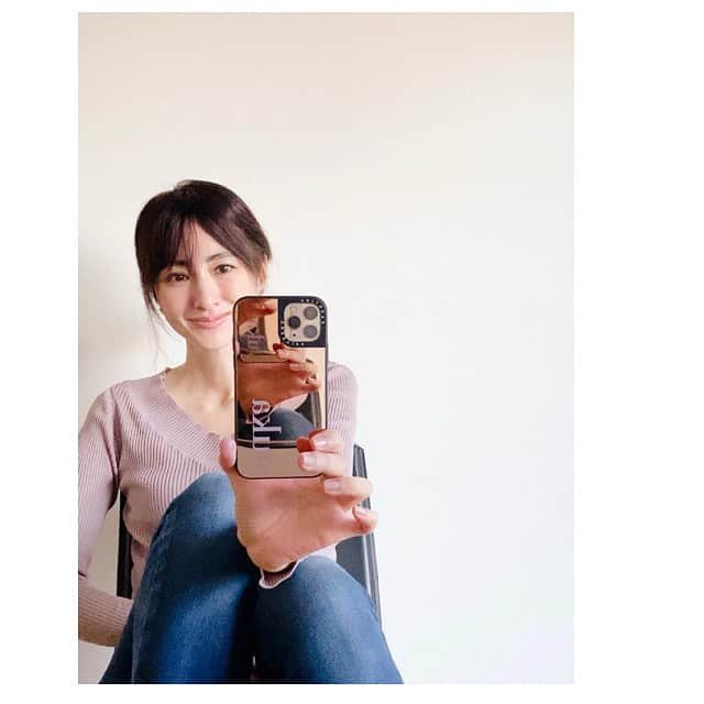 前田ゆかのインスタグラム：「New iphone ケース！ @casetify_jp   名前、フォント、カラーを カスタマイズしてオリジナルケースをオーダーしました。  選ぶ過程も名前のカラーで悩みながらも届いた満足感！！！  ミラーになっているのが便利とてもです。 プロテクションも思っていたよりもしっかりしていて握るところがすべりにくい！  化粧箱に入ってくるのでプレゼントにも喜ばれそう✨ @casetify  #casetify  #casetifyミラーケース #stateyourcase」