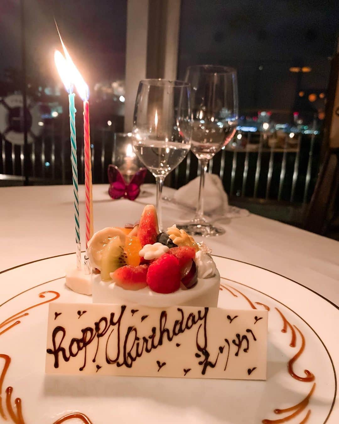 𝙴𝚁𝙸𝙲𝙰𝙽のインスタグラム：「． 🥳🎂🎁🧸🥳 ℍ𝕒𝕡𝕡𝕪  𝕓𝕚𝕣𝕥𝕙𝕕𝕒𝕪 ． 💕🎂🎉 ． たくさんのLINEやDMありがとうございました☪︎*｡꙳ ． そしてそして誕生日に素敵な サプライズをしてくれた彼には感謝です たくさん美味しぃもの食べて いろんなとこ行けて幸せでした‪w🤣w𐤔 ． 🌈💘♡ᴛʜᴀɴᴋ ʏᴏᴜ ♡💘🌈 ． 去年私の誕生日に入院して 忘れられない誕生日だったけど ２回目の誕生日は いろいろ考えてくれてて 楽しく過ごせました ． テレビをご覧になった方 ありがとうございました😂☽❤️ 🙈💗💭‪ ε:)_🌱‪w ． ． #誕生日サプライズ#誕生日#夜景#デート#サプライズ #ディナー#ありがとう#birthday#suprise#dinner#thankyou#darling#love #instagood#photgenic#genic_food」