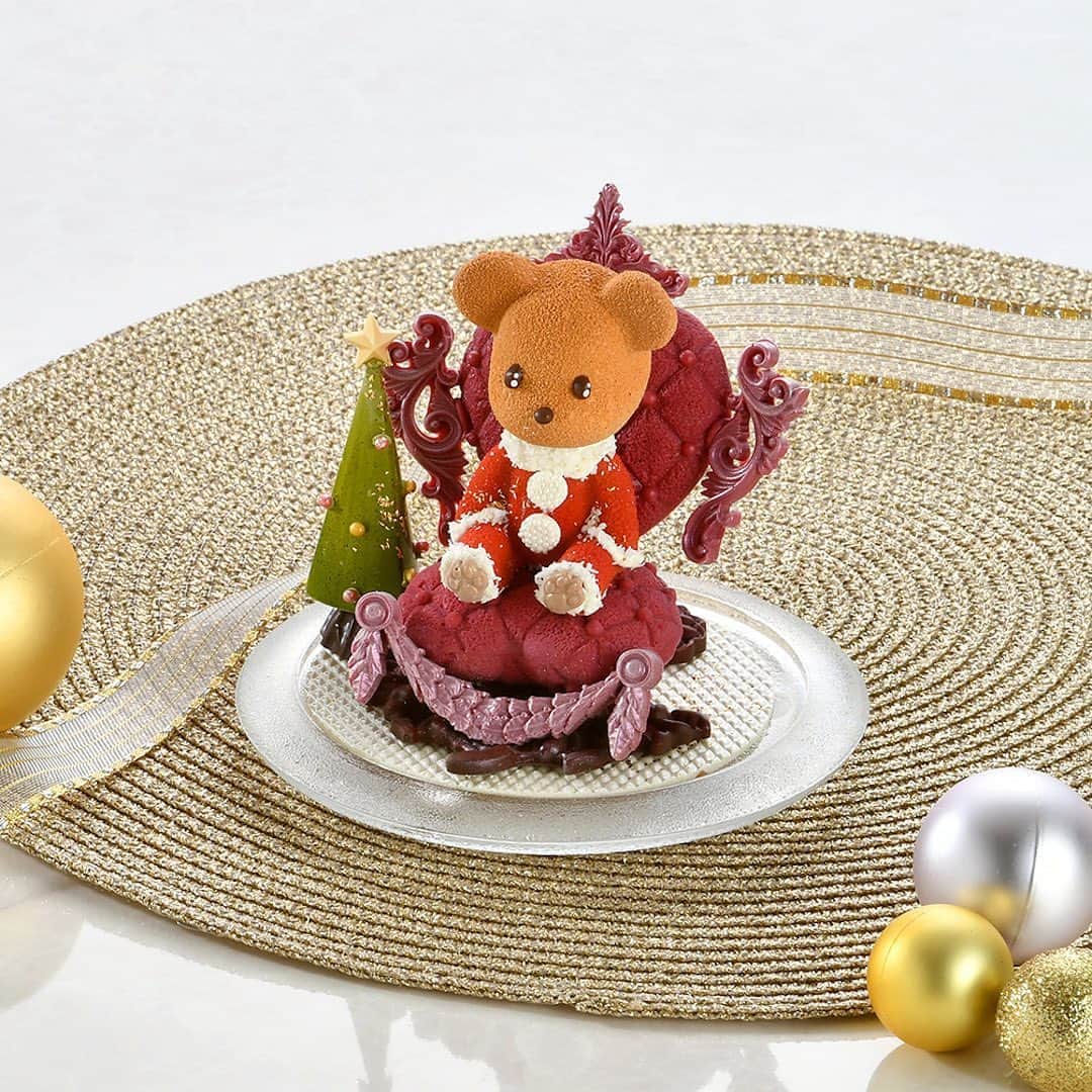 ロイヤルパークホテルさんのインスタグラム写真 - (ロイヤルパークホテルInstagram)「🧸 新作 クリスマスチョコレート 「Bear Santa ベアーサンタ」  サンタクロースの衣裳を身にまとった愛らしいクマのチョコレート細工。細部にまでこだわった、ショコラティエの技が光る一品をプチギフトやご自分へのご褒美としてどうぞ。  ---------------------------------------------------------- クリスマスケーキご予約受付中！ 詳しくは、スイーツ&ベーカリー 粋までお問い合わせください。 ----------------------------------------------------------    #ロイヤルパークホテル #ロイヤルパーク #ロイヤルパークホテル水天宮 #ロイパ東京 #水天宮 #人形町 #日本橋 #粋な街の意気なおもてなし #オトナ女子 #東京スイーツ #スイーツ女子 #スイーツ好き #クリスマスケーキ #クリスマスケーキ予約 #クリスマス準備 #クリスマス限定 #クリスマスパーティー #クリパ #クリスマス会 #クリスマススイーツ #クリスマス女子会 #チョコレート好き #royalparkhotel #royalpark #royalparkhoteljp #royalparkhoteltokyo #ChicTokyoStay #nihonbashi #thepreferredlife #ipreferrewards」10月24日 21時37分 - royalparkhotel.tokyo