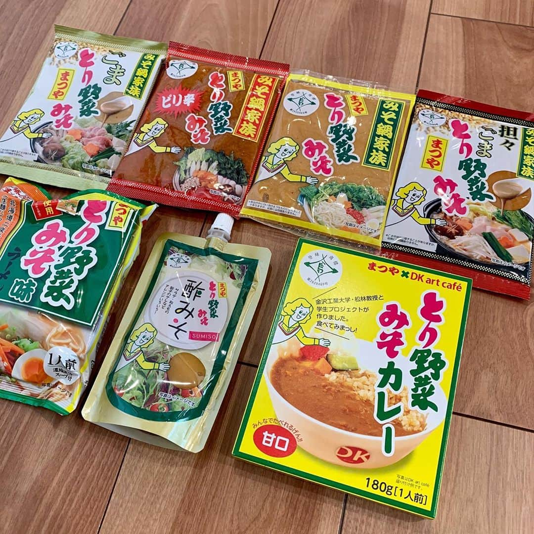 宮崎由加さんのインスタグラム写真 - (宮崎由加Instagram)「まつや「とり野菜みそ」﻿ ﻿ ﻿ かほく市ふるさと大使委嘱状交付式の時に﻿ まつや「とり野菜みそ」を頂きました🌼﻿ ﻿ 石川県民で食べたことが無い人は﻿ 多分いないと思う！！﻿ それくらい石川県の多くの人に﻿ 愛されていて私も小さい頃から﻿ 馴染みのある大好きな味❤︎﻿ ﻿ ファンの方に石川でのおすすめの食べ物は？﻿ と聞かれたときにもよくお勧めしていたので﻿ もう知っている方も多いかな😚﻿ ﻿ 今回はセットで頂いたので﻿ いろんな味があってわくわくしてます。﻿ ﻿ これからの寒い季節にぴったり。﻿ みなさんもぜひ食べてみてください🥰﻿ ﻿ ﻿ #宮崎由加　#石川県　#かほく市　#まつや　 #とり野菜みそ　#鍋　#冬　#夕飯　 #味噌　#味噌鍋　#うどん」10月24日 21時29分 - yuka_miyazaki.official