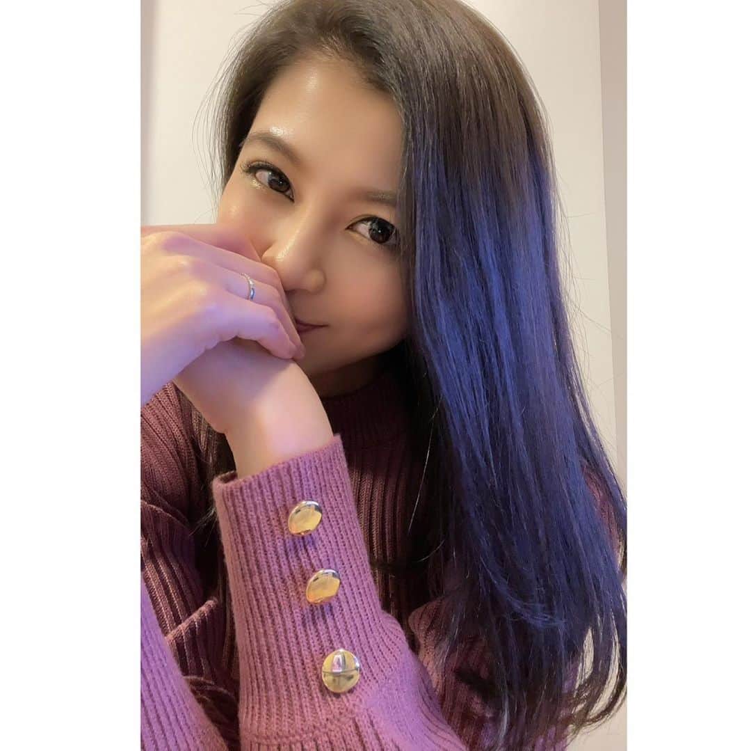 源崎トモエのインスタグラム：「髪色暗くしました👩🏻💛 秋仕様です🍂🍁🌾 . そしてカメラの画質良くなった☺️ 嬉しい☺️💛 . #カラー #カラーチェンジ #ヘアカラー  #アッシュ #秋カラー #ダークカラー  #hair #haircolor #hairchange #iphone12pro #画質良き」