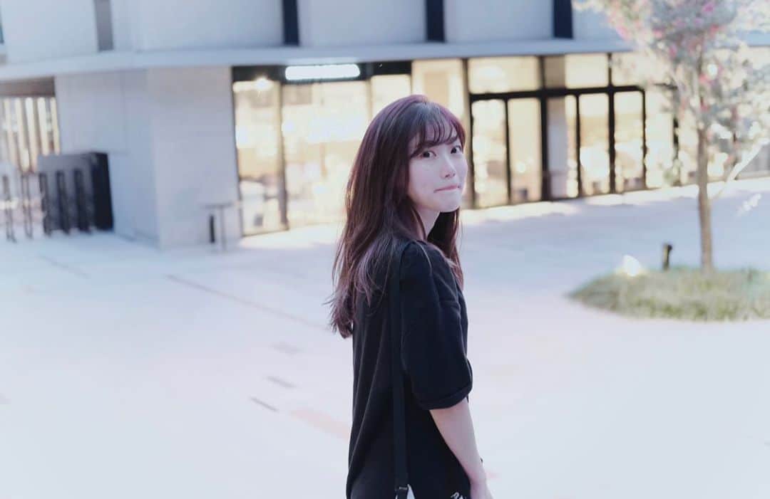 菜々香のインスタグラム：「もう半袖は着れないっ  着たいっ  寒いっ  夏が  恋しい  ちーん。  今日は22:30以降に10分間声だけライブします🌙  #ポートレート#instaphoto#portrait」
