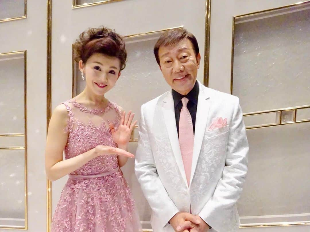 小桜舞子さんのインスタグラム写真 - (小桜舞子Instagram)「ご一緒させていただきました 橋幸夫 さんと☆  明日１０月２５日（日）１９：３０から、NHK-BSプレミアム「新・BS日本のうた」放送。   橋幸夫さん、新沼謙治さん、冠二郎さん、ニック・ニューサさん、小金沢昇司さん、 竹島宏さん、秋元順子さん、山口ひろみさん、門松みゆきさん、 司会の田村直之アナウンサーさんとご一緒させていただきました。   皆さん、是非ご覧ください！ ヾ(*´∀｀*)ﾉ  「新・BS日本のうた（第７６３回）」 ※１０月２５日（日）NHK・ BSプレミアム１９：３０～放送予定 ※１０月３１日（土）NHK・BSプレミアム　１２：００～再放送予定 ※１０月３１日（土）NHK・BS４K　１２：００～再放送予定 ※１１月　６日（金）NHK・BSプレミアム　１６：３０～再放送予定 ※NHKワールド・プレミアム（放送日時は未定）  #NHK #プレミアム #新BS日本のうた #橋幸夫 さん #新沼謙治 さん #冠二郎 さん #ニック・ニューサ さん #小金沢昇司 さん #竹島宏 さん #秋元順子 さん　#山口ひろみ さん #門松みゆき さん #田村直之 さん #小桜舞子」10月24日 21時34分 - kozakura_maiko