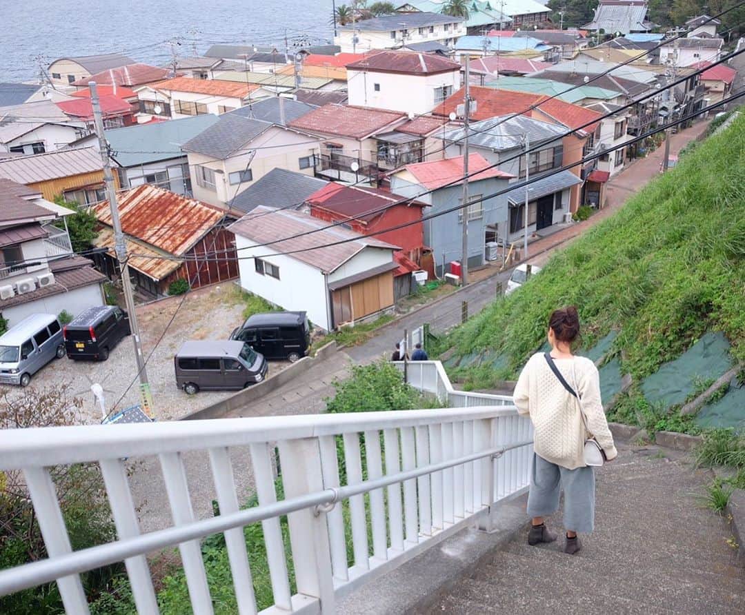 小林希さんのインスタグラム写真 - (小林希Instagram)「初島の可愛らしい集落。 上から眺めると、カラフルで ヨーロッパのような街並みにも見えるし やっぱり海外旅行してる気分の初島。 きゅっとひしめき合う家々の路地は とってもレトロでした。  小さな小さな島なので、歩いて すぐ歩けるのもおすすめです。  #初島 #hatsushima #pica初島 #静岡県 #リゾートアイランド #島旅 #船旅 #富士急マリンリゾート #イルドバカンスプレミア #熱海 #取材#グランピング」10月24日 21時36分 - nozokoneko