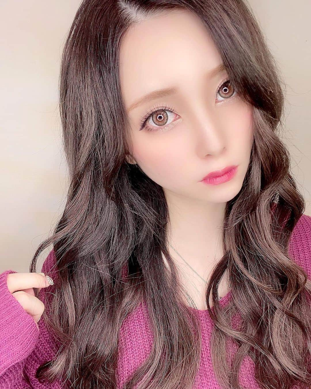 あさにゃん（川北愛紗奈）さんのインスタグラム写真 - (あさにゃん（川北愛紗奈）Instagram)「New💋﻿ ﻿ どんどん寒くなってくるし(T^T)﻿ いつ美容院行けるかとか謎だから﻿ がっつり暗くしてみた🖤🖤🖤﻿ ﻿ 写真はがんがんライト当ててるから﻿ 明るめ...実際はもっともっと暗い🙊﻿ ﻿ また美容院行けるタイミング見つけたら﻿ 出産前に行きたいなぁ～（ ´-` ） .｡oO﻿ ﻿ 《アンククロスグループ初回の方の﻿ InstagramDMからANDY @kei0926 ﻿ 指名予約に限り全メニュー20%オフ‼️》﻿ ﻿  #hair #haircolor #hairstyle #longhair #エクステ #シールエクステ #暗髪 #シルバーアッシュ #グレージュカラー #透明感カラー #ダークカラー」10月24日 21時46分 - asanyan0326