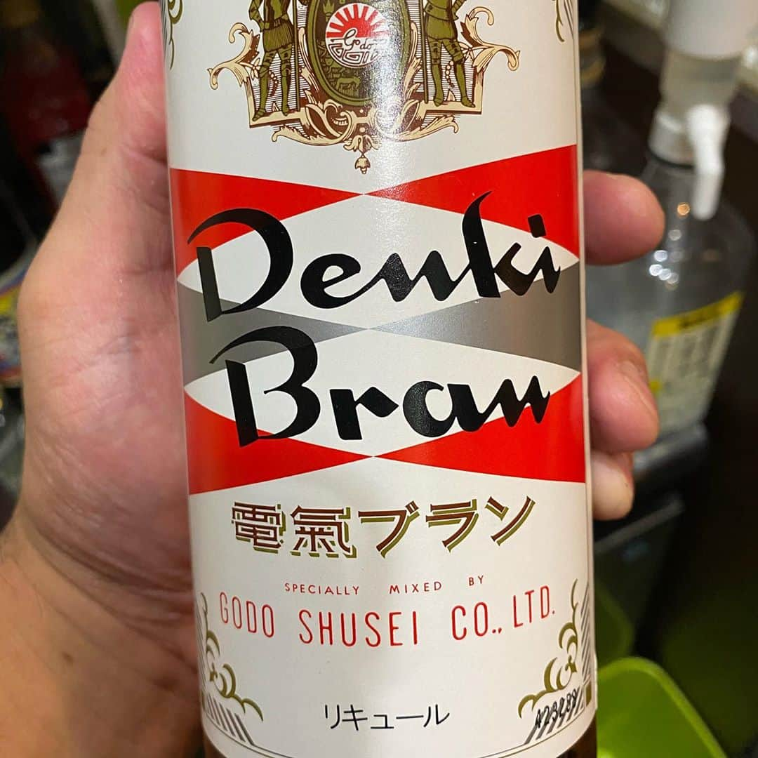 GOSAMARUのインスタグラム：「は月曜から出す予定だった電気ブラン！！ 東京、浅草発祥のお酒を沖縄で堪能出来るのはうちのお店だけ(多分)😅 是非飲みに来てください。 私のオススメです。 #餃子酒場530 #プロレス #rd_pw #電気ブラン #浅草  飲みやすく炭酸割りしてます。 1杯380円」