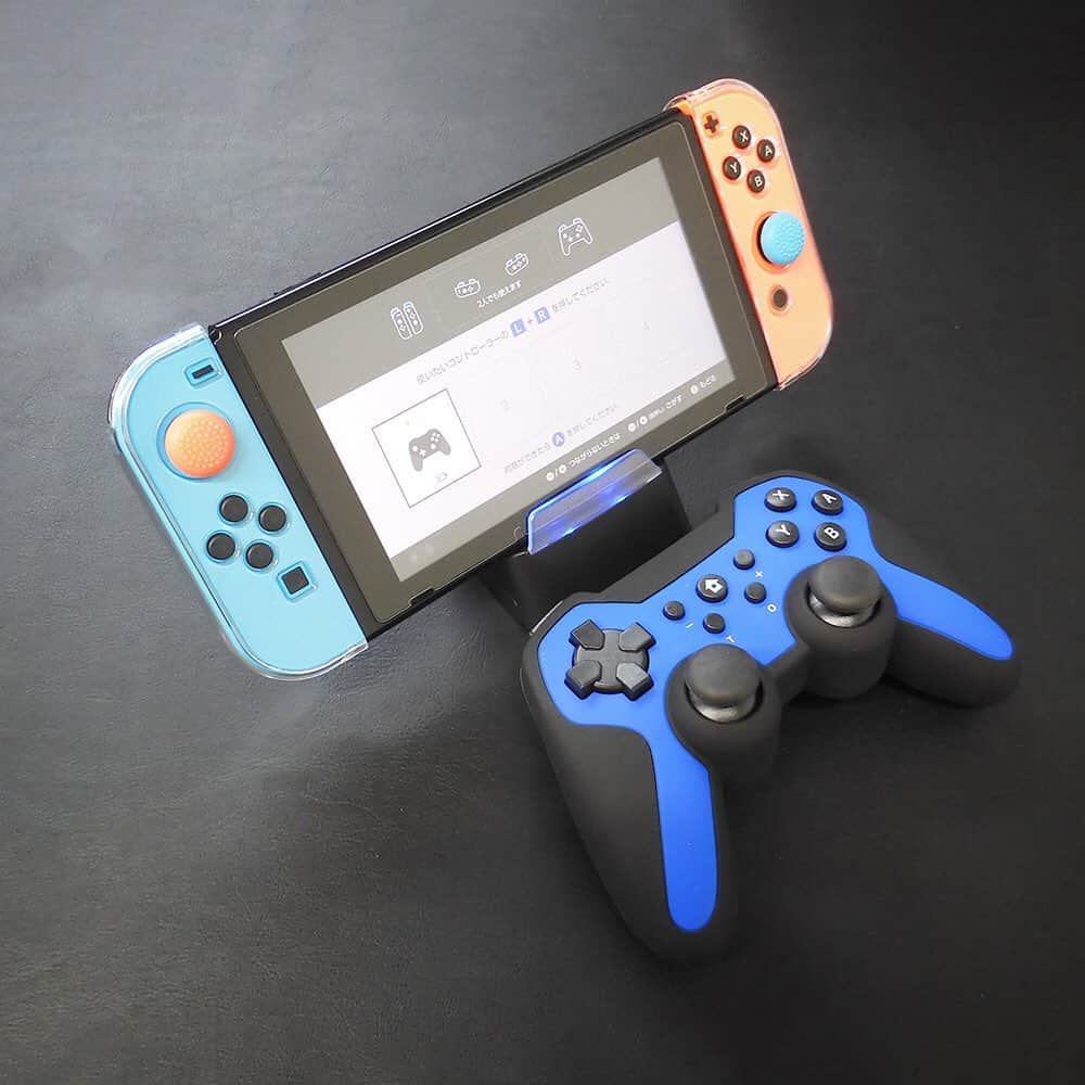 Alonso Selectのインスタグラム：「ブルー・レッドの全2色✨プロコン🎮 #Merka.g #メルカジー #スケッチ風 #プロコントローラー #プロコン #proコントローラー #ゴールド #カラフル #スイッチライト #スイッチ #nintendoswitch #nintendoswitchlite #任天堂スイッチ #任天堂switch」
