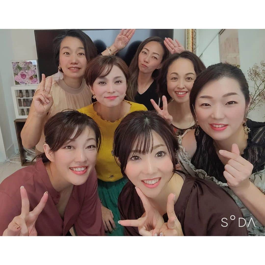 中村まきさんのインスタグラム写真 - (中村まきInstagram)「【エイジングケアで美バストを】昨日のバストケア。説明しながら実践していただく。  バストに必要なケアの話し、遺伝子のお話しも細かいところまで。 それぞれ、バストを美しく仕上げて大満足。  年齢とうまく付き合うことが、エイジングケアには大切なことなのです✨  ＝＝＝＝＝＝＝＝ ■ご相談・公式LINE＞ プロフィール @buchimaki_1121 から公式LINEまたは、DMからお気軽に！ ――――――――――――﻿  #経営者 #フリーランス #自営業 #中小企業 を対象としたブランド価値を高めて広告費をかけず、 売上を伸ばし顧客獲得を目指す経営コンサルプロデュース。﻿ 　※詳細はプロフィールURLから！ ﻿ ――――――――――――﻿ ﻿． #集客#ブランディング #宮崎サロン#ダイエット #福岡#インフルエンサー #SNS集客#社長#ママ#宮崎美容室#引き寄せ#マーケティング#潜在意識#地方#美容室#痩身#美容サロン#整骨院#愛され女子 #Instagram#潜在意識#宮崎#起業女子#エイジングケア #美バスト」10月24日 21時39分 - buchimaki_1121