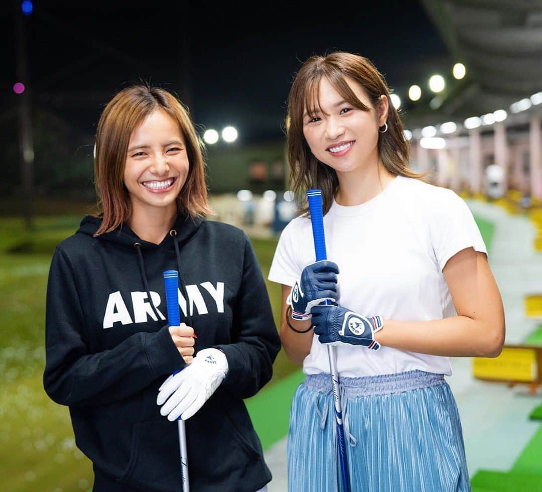 佐野千晃のインスタグラム：「久しぶりにゴルフ投稿⛳️﻿ ﻿ 女性ゴルフファッション誌Regina×B&コラボ企画〜打ちっぱなし編〜が先日アップされましたよん🤤﻿ ﻿ 初心者の @t0m0e_tamura_13 さんと中級者の(中級者って言っていいのか自分のこと)私両方に意味のあるレッスンを受けてきました！﻿ ﻿ 始めたばかりの人からスコアが伸び悩んでる人などに是非見ていただきたい🤤﻿ ﻿ @b_and_college_official のトップのURLから記事に飛べるので見てくださいねん🏌️‍♀️﻿ ﻿ 常に大爆笑してる写真ばっかり🤳笑﻿ ﻿ 楽しい撮影でした📷ありがとうカメラマンの @mackey0304 さん笑﻿ ﻿ ゴルフ行きたいなぁ🏌️‍♀️⛳️笑﻿ ﻿ ﻿ #workout #training #sport  #wear #sportwear #スポーツ #筋トレ女子 #筋トレ #ワークアウト #スポーツウェア #筋肉 #筋肉美 #go  #run #running  #marathon  #ゴルフ #ゴルフ女子 #ゴルフ好き #撮影 #打ちっぱなし」