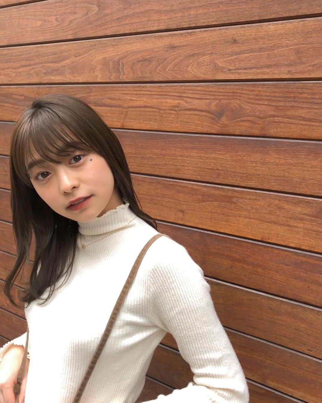 田崎さくらのインスタグラム：「・﻿ ﻿ 普段あまり髪は巻かないんだけど、﻿ この日はゆる〜く巻き巻き☁️﻿ ﻿ ﻿ マスカラは最近なぜか黒がしっくりくる！﻿ ﻿ この日のリップはYouTubeでも紹介してる﻿ Macのパラマウント💄﻿ ﻿」