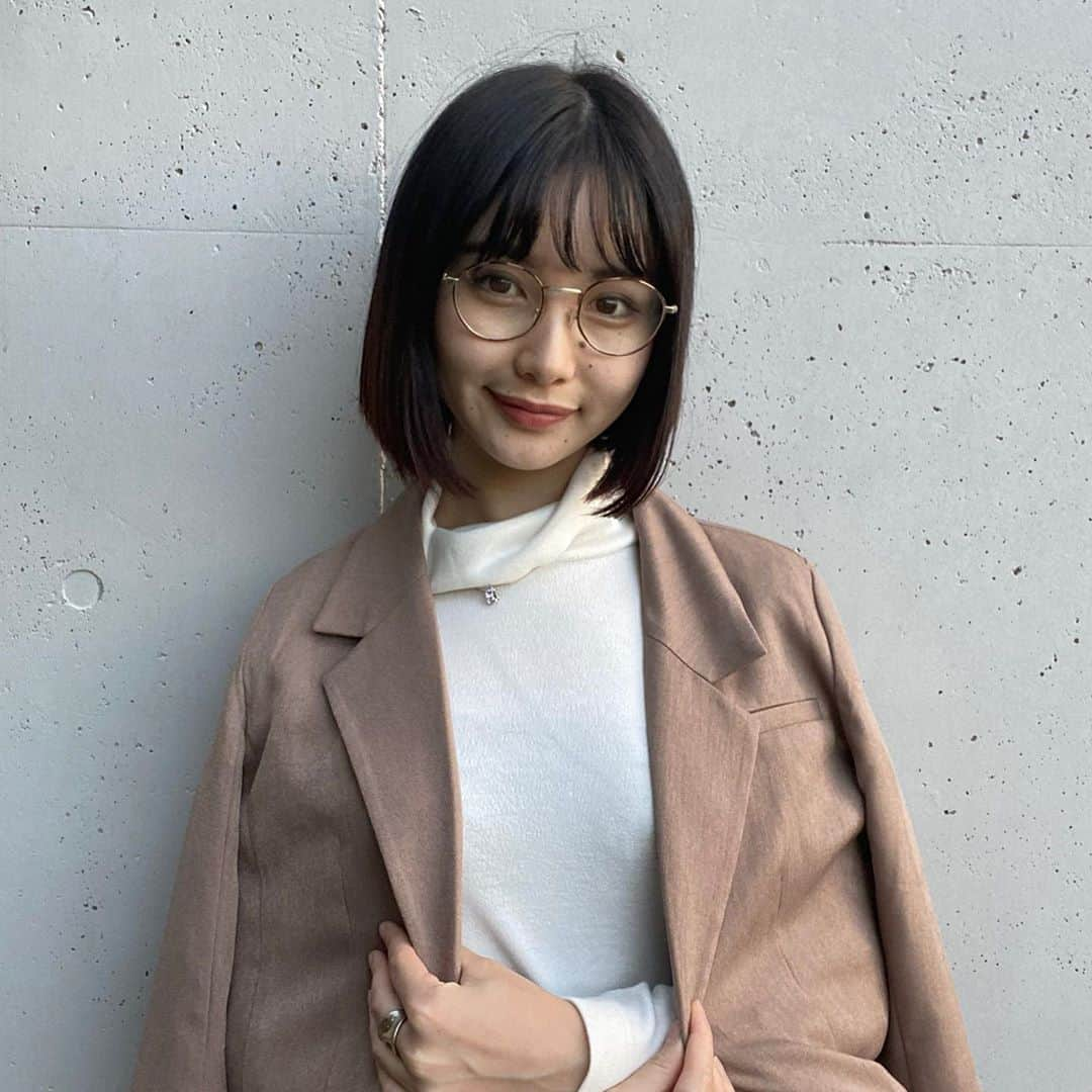 志茂彩奈のインスタグラム：「普段かけないメガネをかけて メガネ女子になってみました😎  今日は美術館に行くということで、大人っぽいセットアップにも挑戦してみました🧏‍♀️💪   本日もたくさんの投票ありがとうございました🙇‍♀️🤎 ・ ・ #ミスキャンパス同志社女子2020 #ミス同女 #ファイナリスト #ミスキャンパス #しもぽち #愛知#豊田市美術館#メガネ#メガネ女子#セットアップ #大人っぽくなりたい」