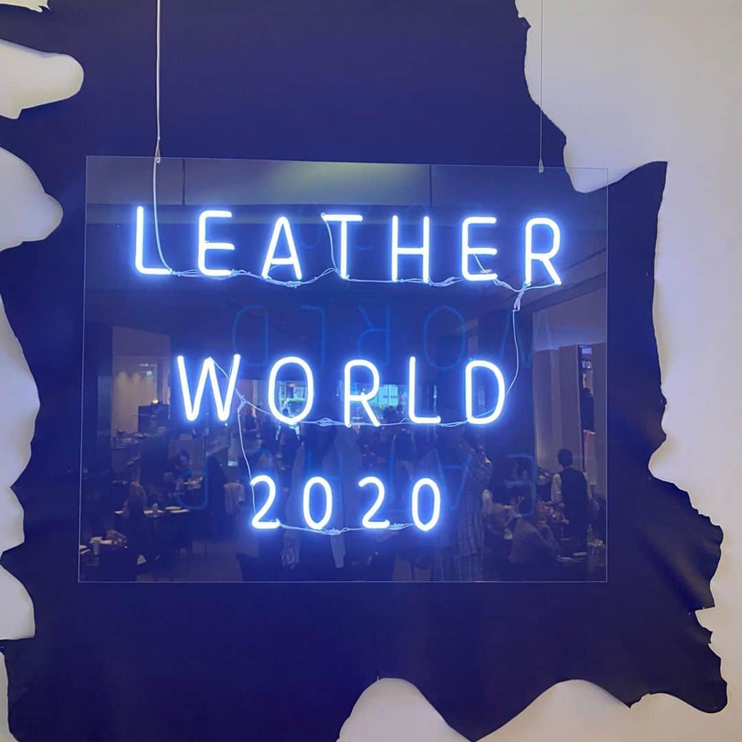蔭山浩美さんのインスタグラム写真 - (蔭山浩美Instagram)「光藤依里ちゃん @eri_mitsuto と LEATHER WORLD 2020へ  レザーに関することを知ることができたり、展示があったり、ワークショップが無料で楽しめたりするレザーのイベントです。  自分の手でレザーを使って鞄を作りました。 世界に一つだけのオリジナルレザーバック。 この鞄もマスクストラップも大切にします。  見て、触れて、感じたことを大切にしよう。  11月3日はいいレザーの日。 LEATHER WORLD行ってみてください〜👏🏻☺︎☺︎  開催日時 2020年10⽉24⽇(土) 11:00-20:00 2020年10⽉25⽇(⽇) 11:00-20:00  場所 青山スパイラル 1F スパイラルガーデン 〒107-0062 東京都港区南青山5-6-23 　 #japanleather  #leatherworld2020 #日本の革 #革製品 #いいレザーの日」10月24日 21時42分 - hiromi_kageyama