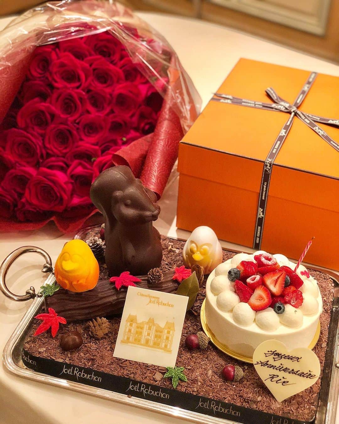 松岡里枝さんのインスタグラム写真 - (松岡里枝Instagram)「お誕生日当日のディナーは、夫が前から予約をしてくれていたジョエルロブションの最上階の個室で、特別なコースをいただきました☺️💞🍽  お料理もワインもとっても美味しくて、 食後にケーキとバラの花束、それから前から欲しかったプレゼントまで用意してくれていて😭💗💗  本当に幸せな夜でした🥺💓🍽  いつも優しく大切にしてくれてありがとう💗 たまに私が家事をさぼってだらだらしててもテキパキ自分でこなしてくれたり、(笑 お料理も毎日だと大変だからたまには外食しようねと言って気遣ってくれたり✨  家ではおちゃめで可愛くて面白い所も大好きです💞💞  これからもよろしくね(*^^*)❤️  #birthday #joelrobuchon #dinner #french #ジョエルロブション #ロブション #フレンチ #ディナー #誕生日 #お誕生日 #誕生日ディナー」10月24日 21時43分 - okarie1023