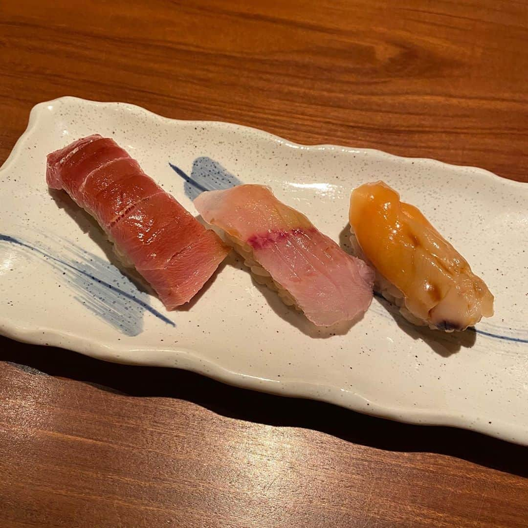 ちとせよしのさんのインスタグラム写真 - (ちとせよしのInstagram)「今日は @sushihanaoka さんでお寿司ランチコース食べたよ🍣  写真は一部抜粋！ マグロが特にとろけるくらい柔らかくて脂も乗ってて美味しかったです🐟♥  #鮨花おか #渋谷グルメ #渋谷レア #渋谷雲丹 #渋谷ウニ #寿司 #pr」10月24日 21時54分 - chitose_yoshino