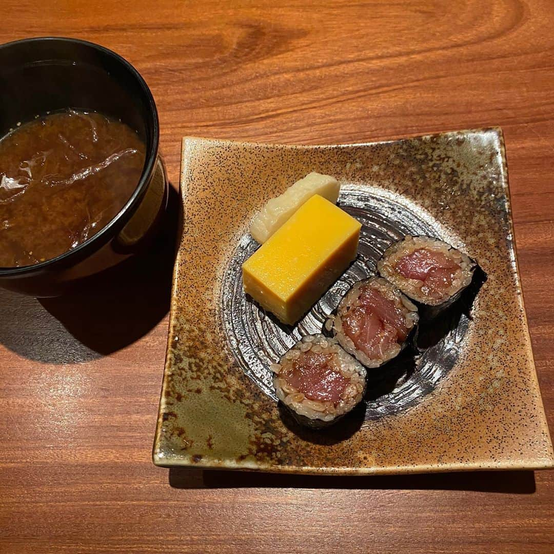 ちとせよしのさんのインスタグラム写真 - (ちとせよしのInstagram)「今日は @sushihanaoka さんでお寿司ランチコース食べたよ🍣  写真は一部抜粋！ マグロが特にとろけるくらい柔らかくて脂も乗ってて美味しかったです🐟♥  #鮨花おか #渋谷グルメ #渋谷レア #渋谷雲丹 #渋谷ウニ #寿司 #pr」10月24日 21時54分 - chitose_yoshino